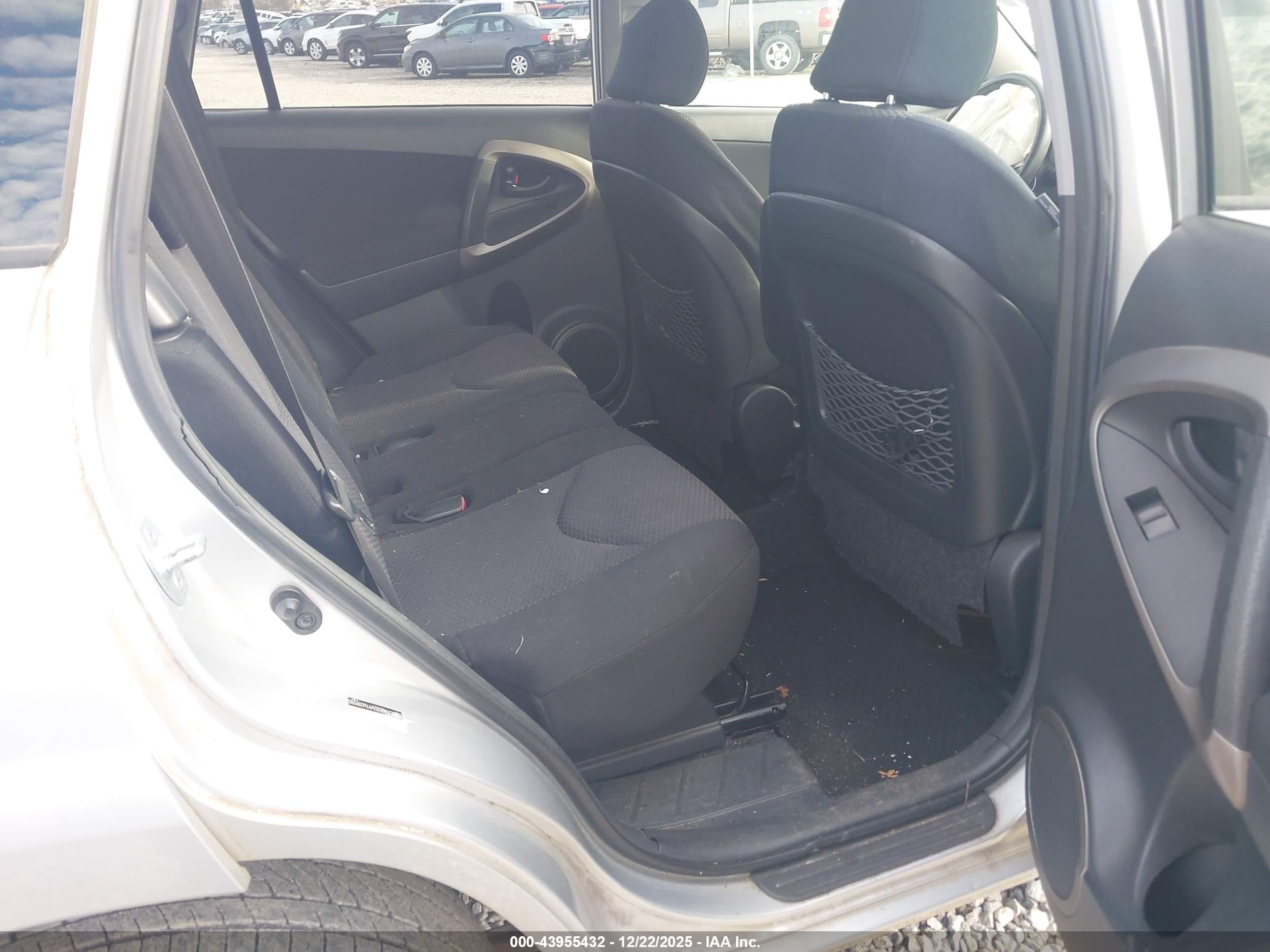 TOYOTA RAV4 image 8