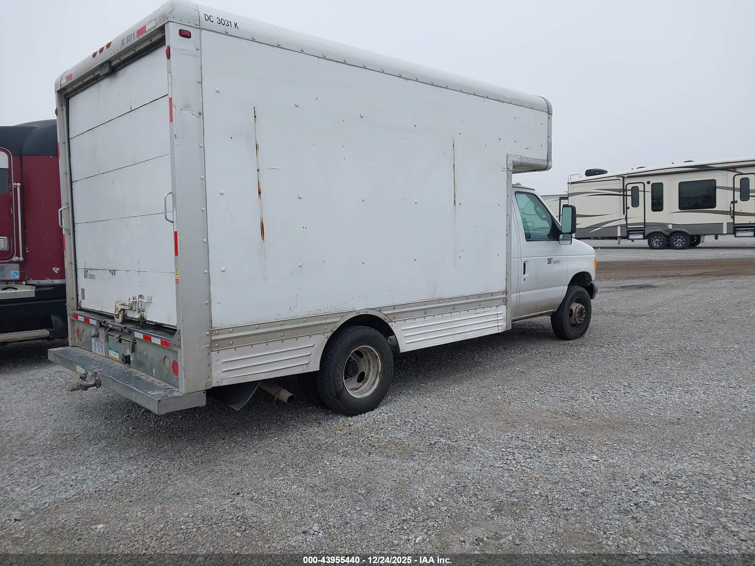 FORD E-450 image 4