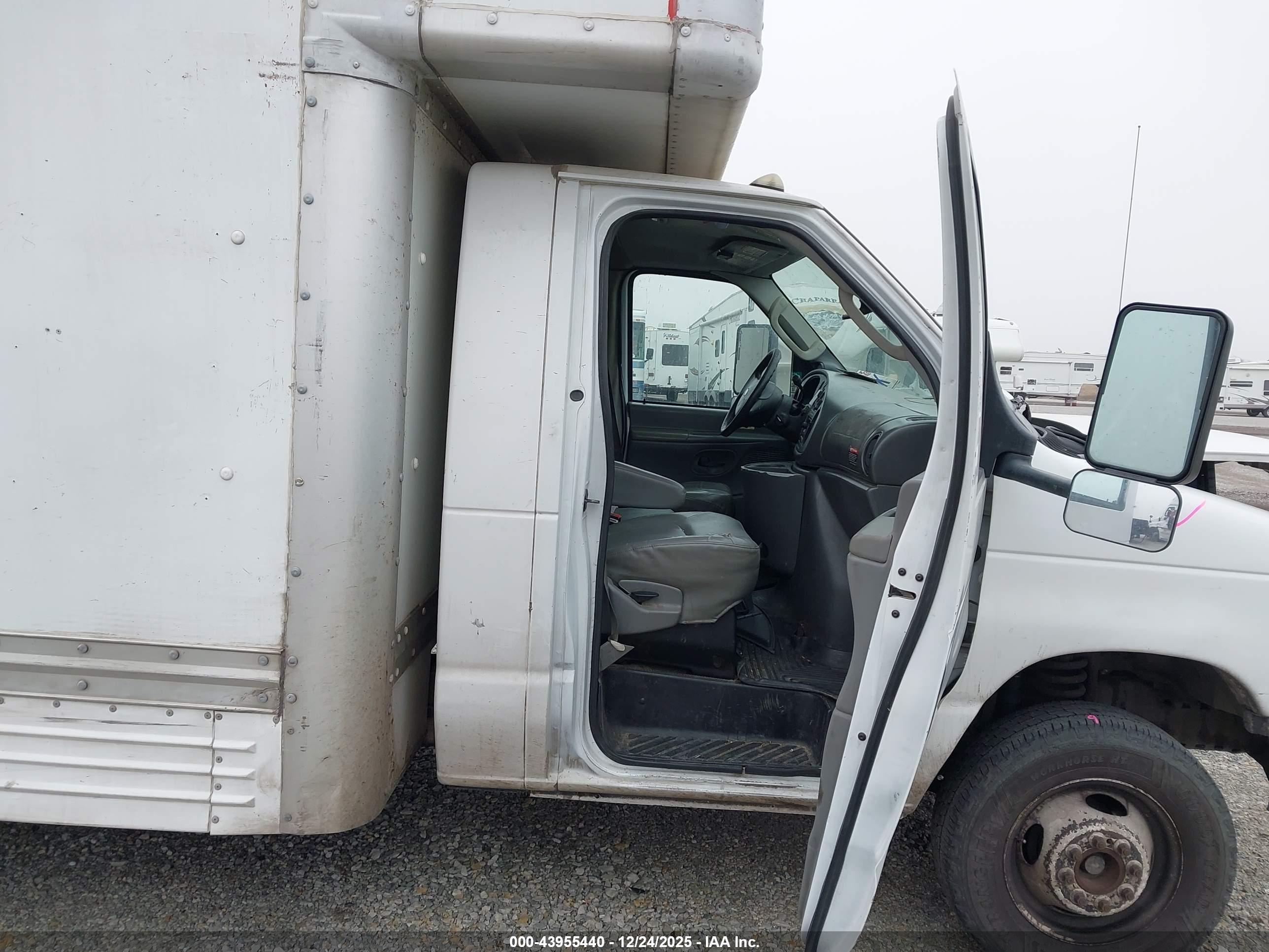 FORD E-450 image 8