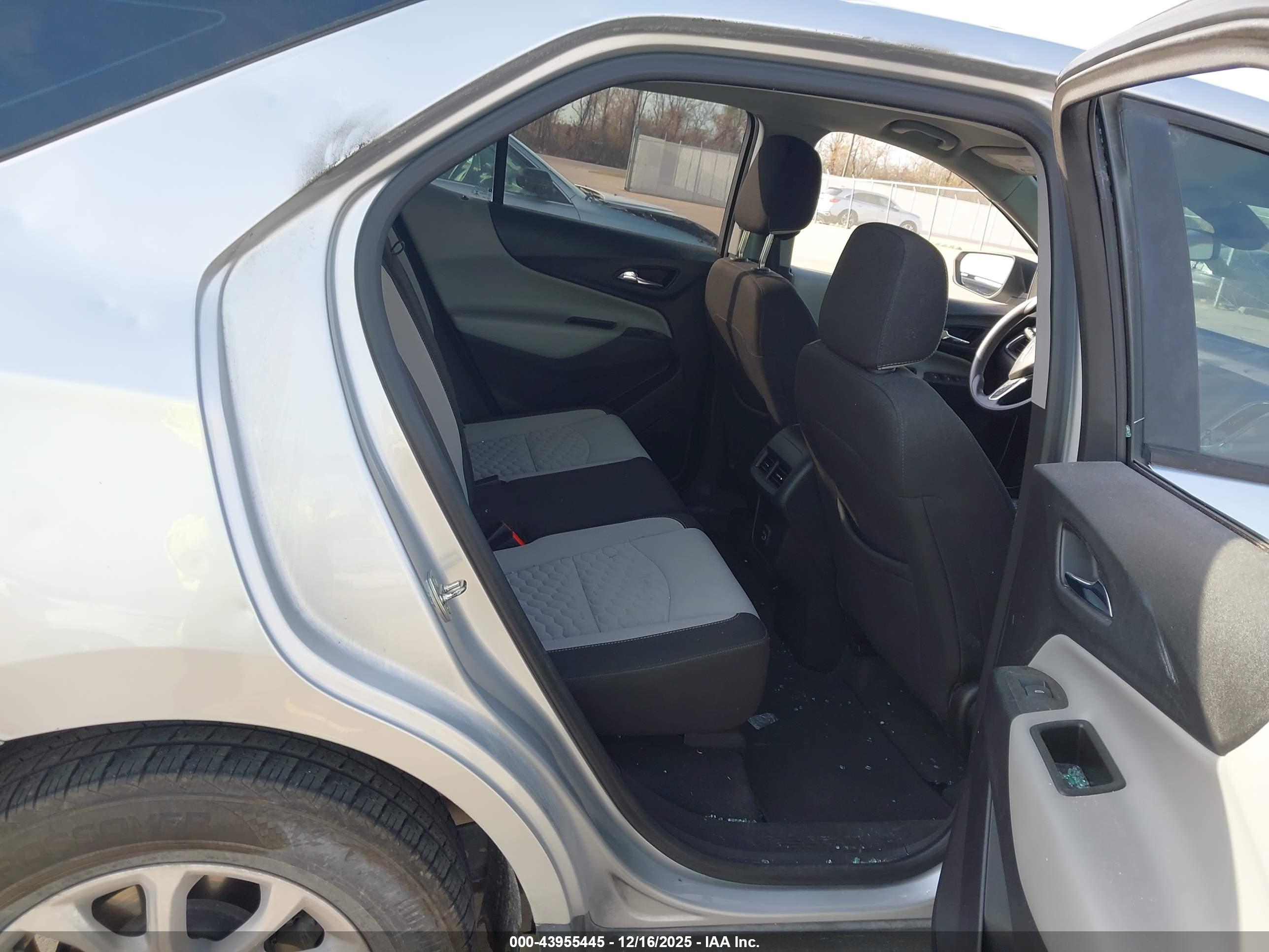 CHEVROLET EQUINOX image 8