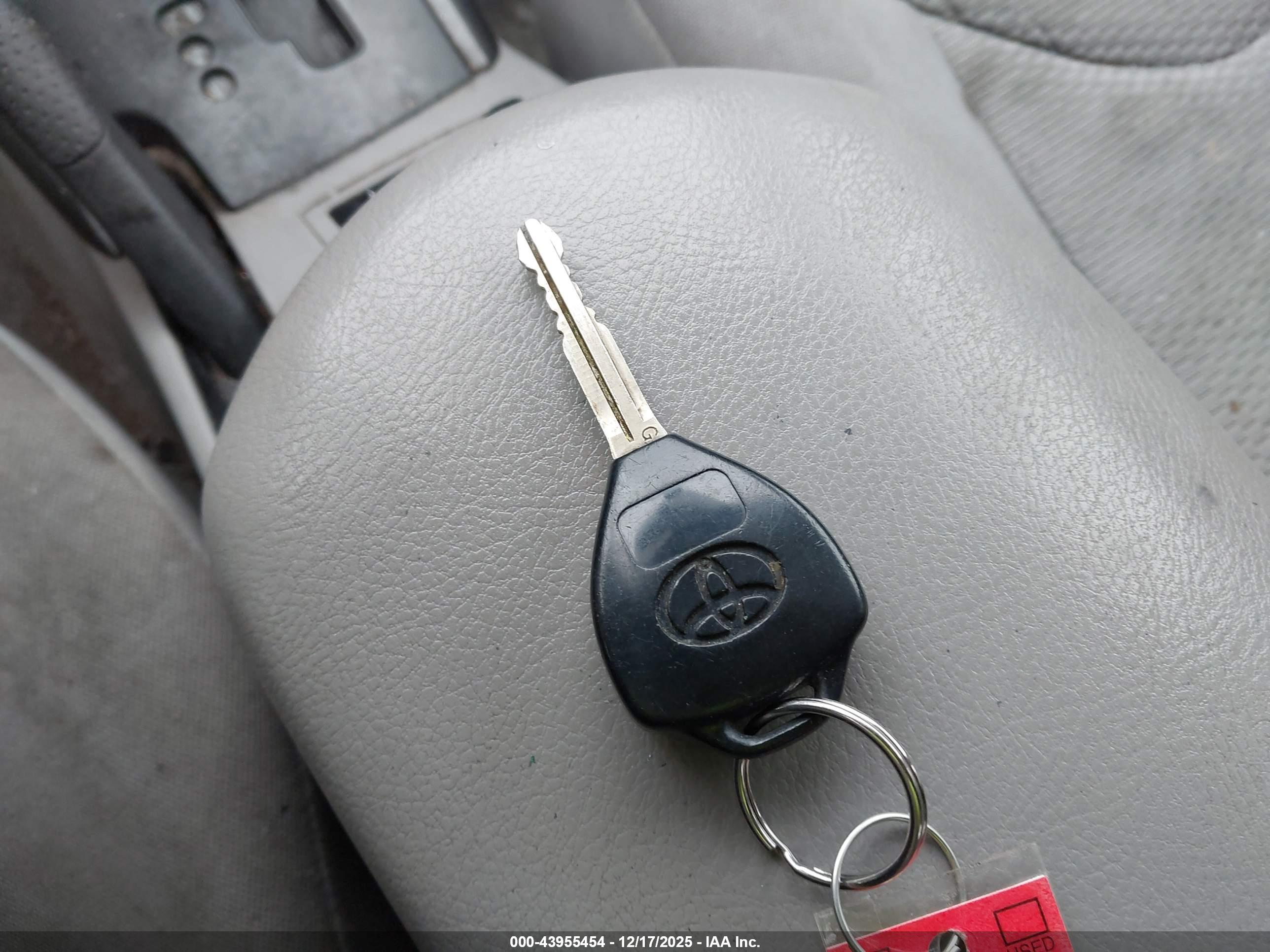 TOYOTA RAV4 image 11