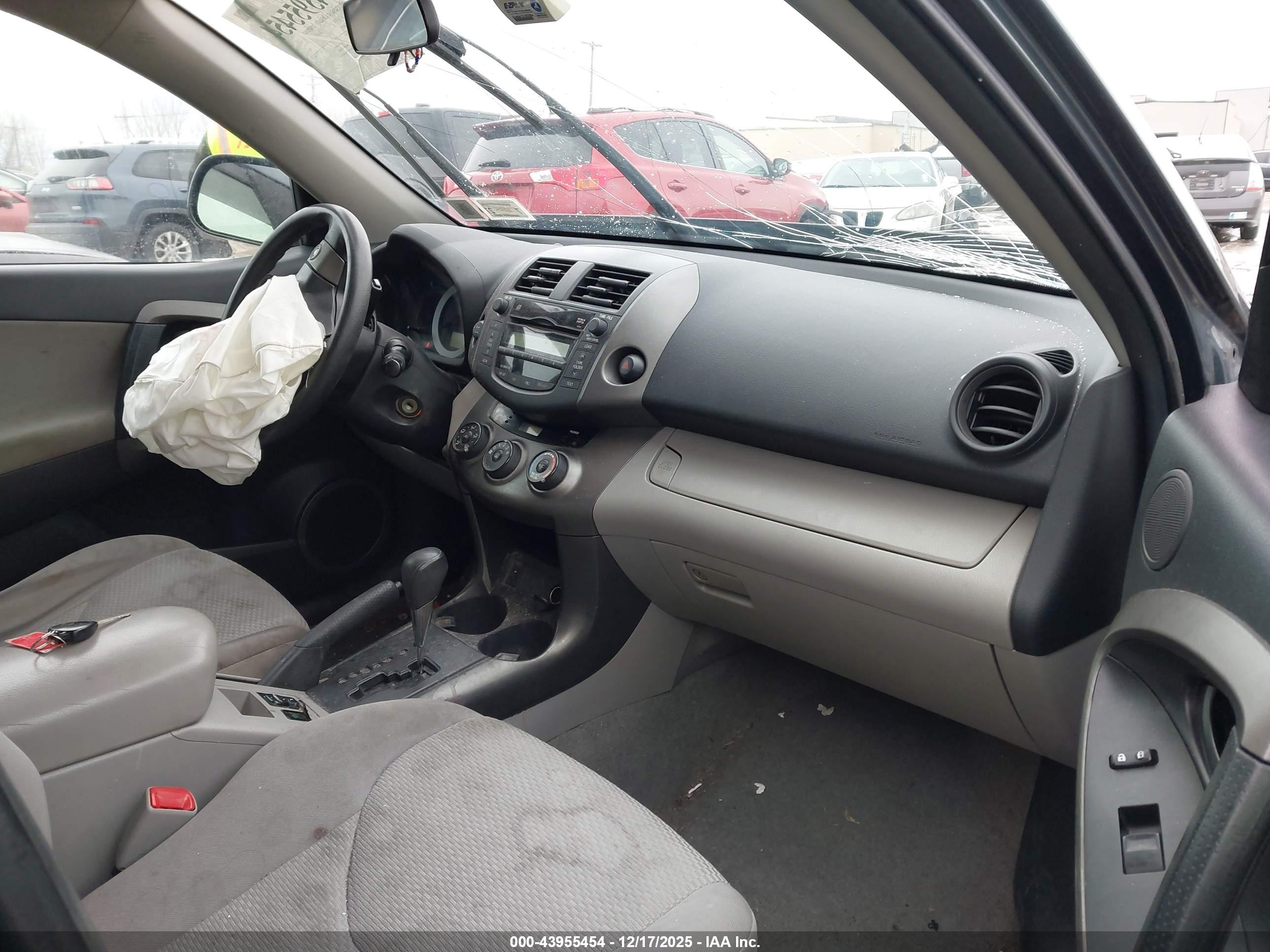 TOYOTA RAV4 image 5