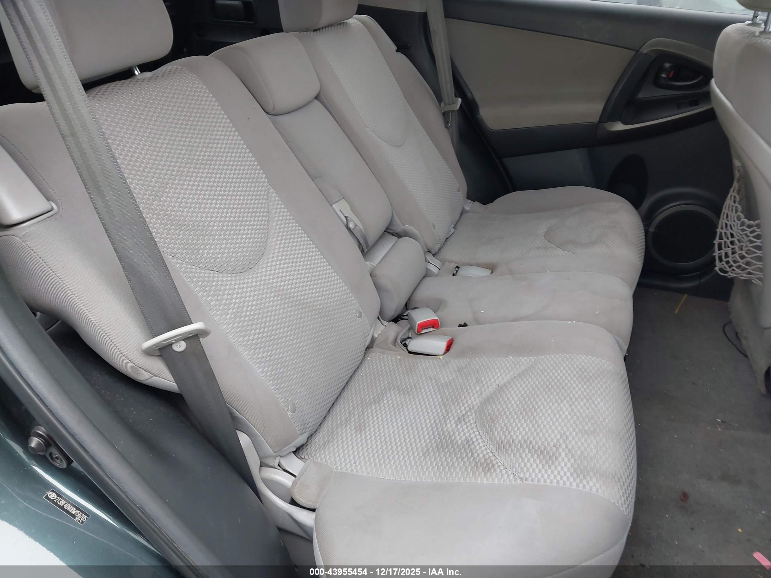 TOYOTA RAV4 image 8