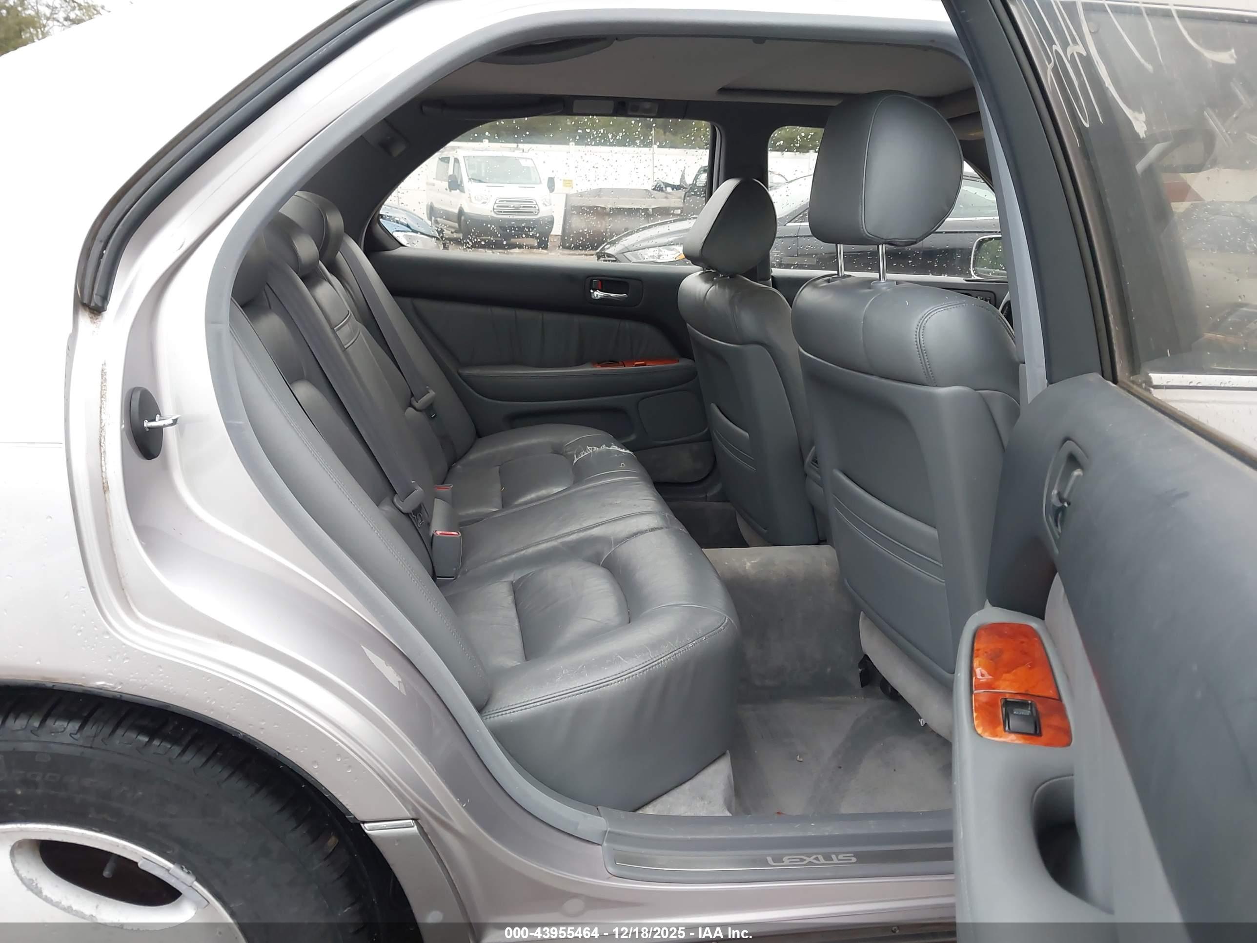 LEXUS LS image 8