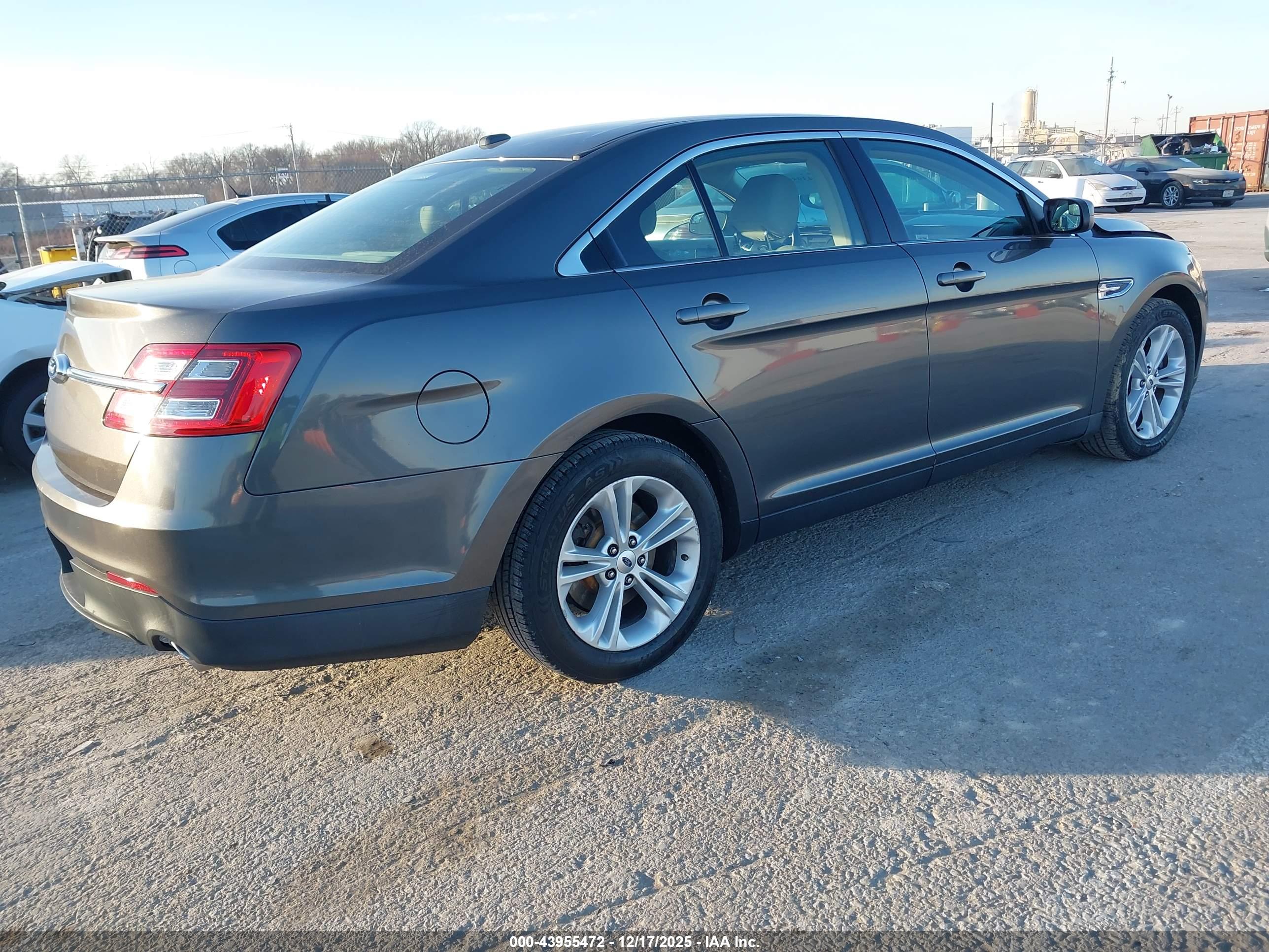 FORD TAURUS image 4