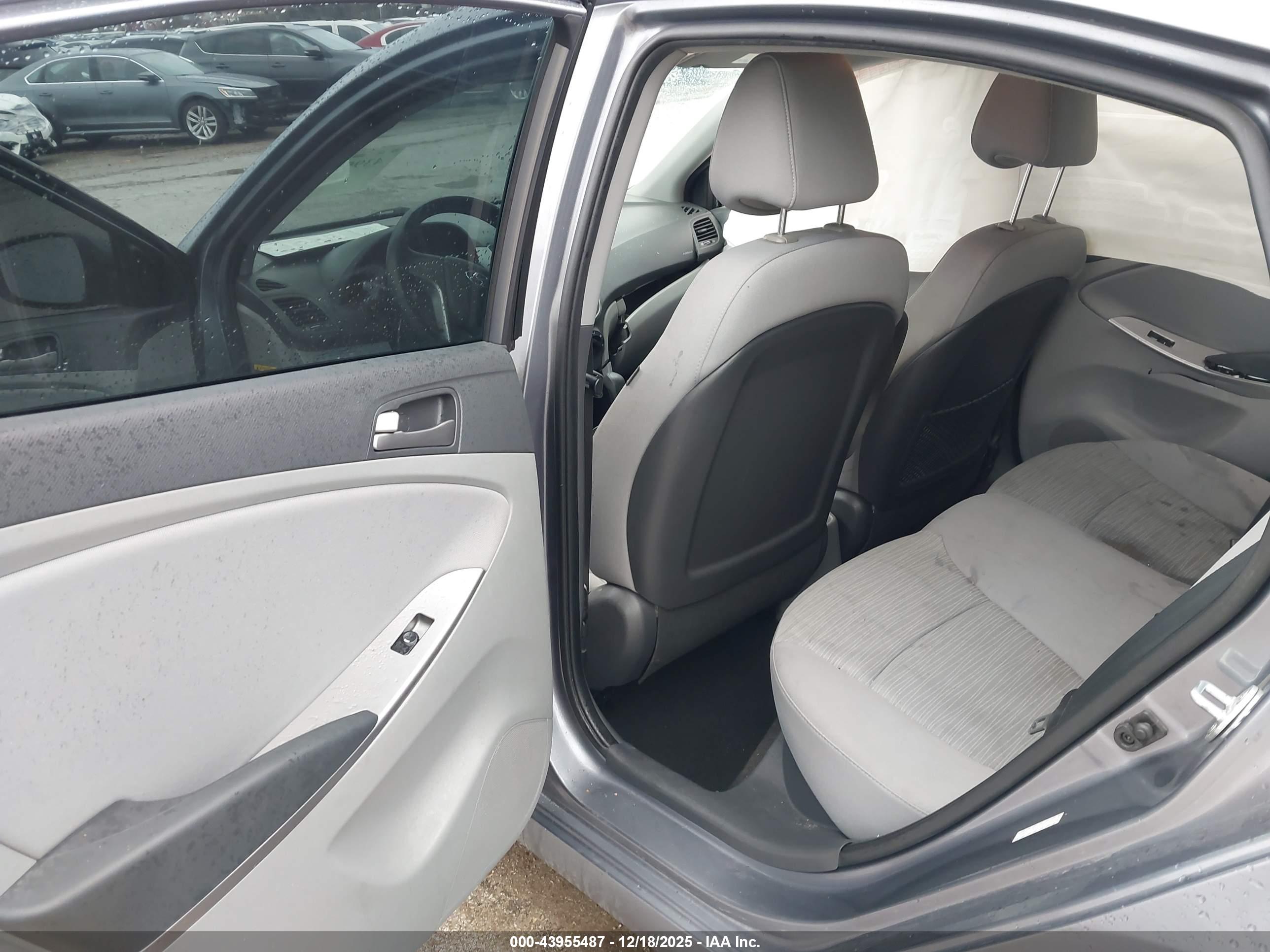HYUNDAI ACCENT image 8