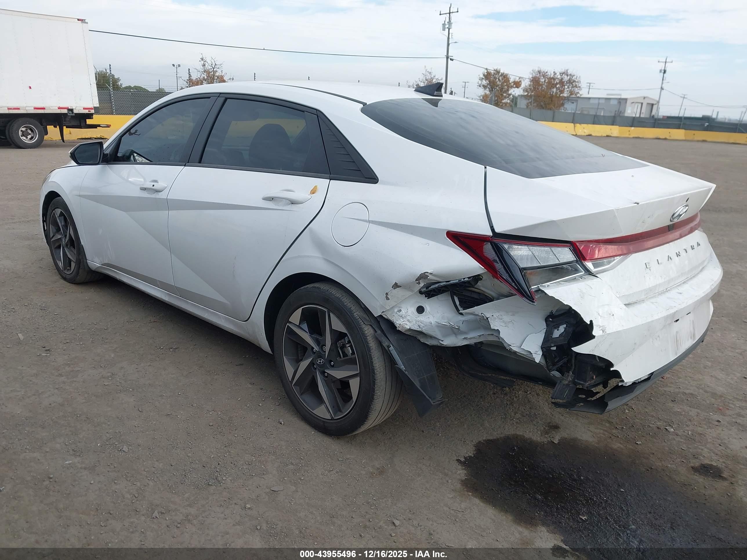 HYUNDAI ELANTRA image 3