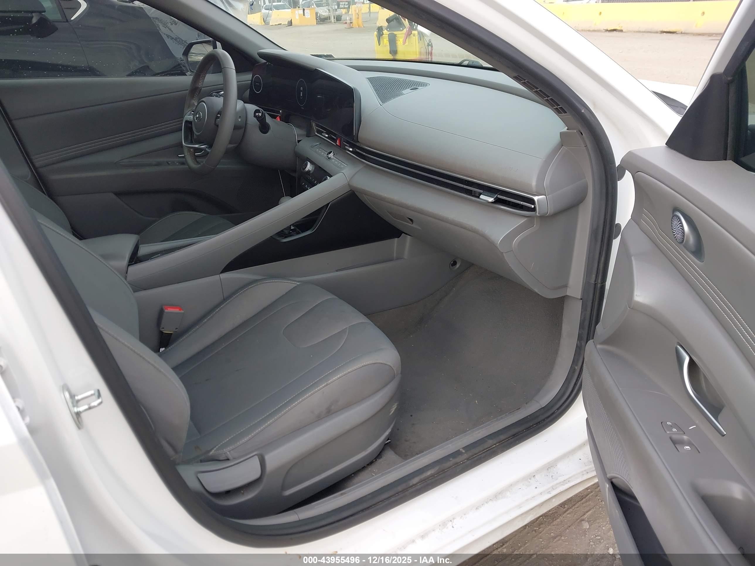 HYUNDAI ELANTRA image 5