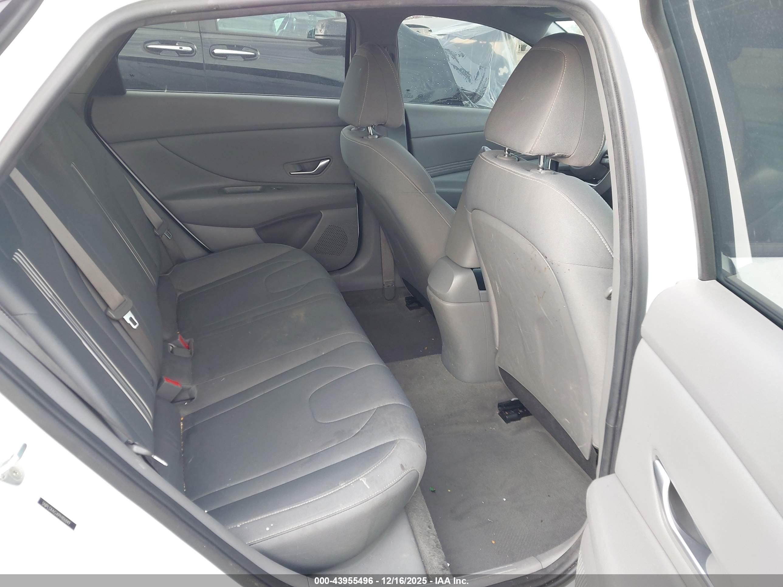HYUNDAI ELANTRA image 8