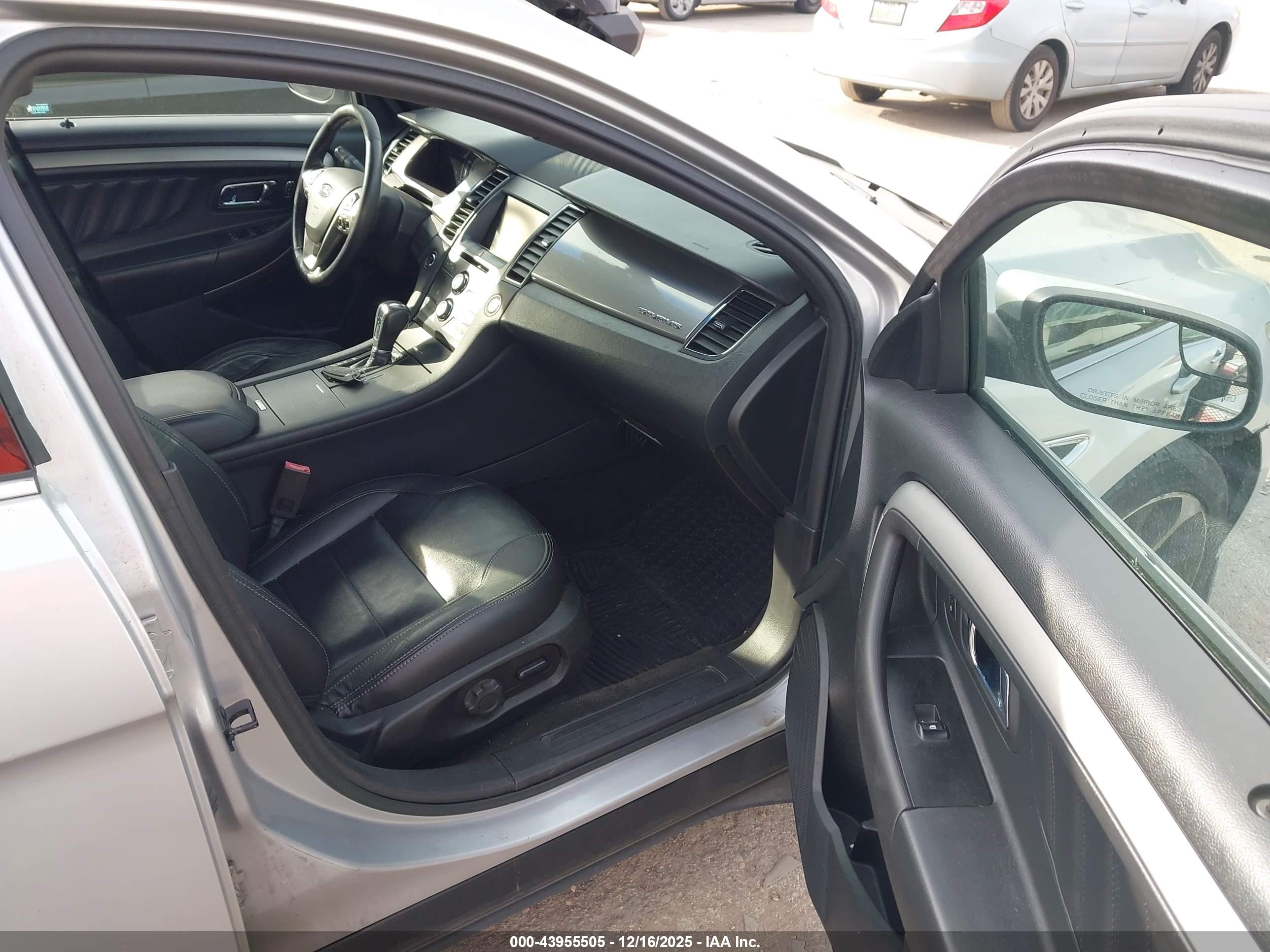 FORD TAURUS image 5