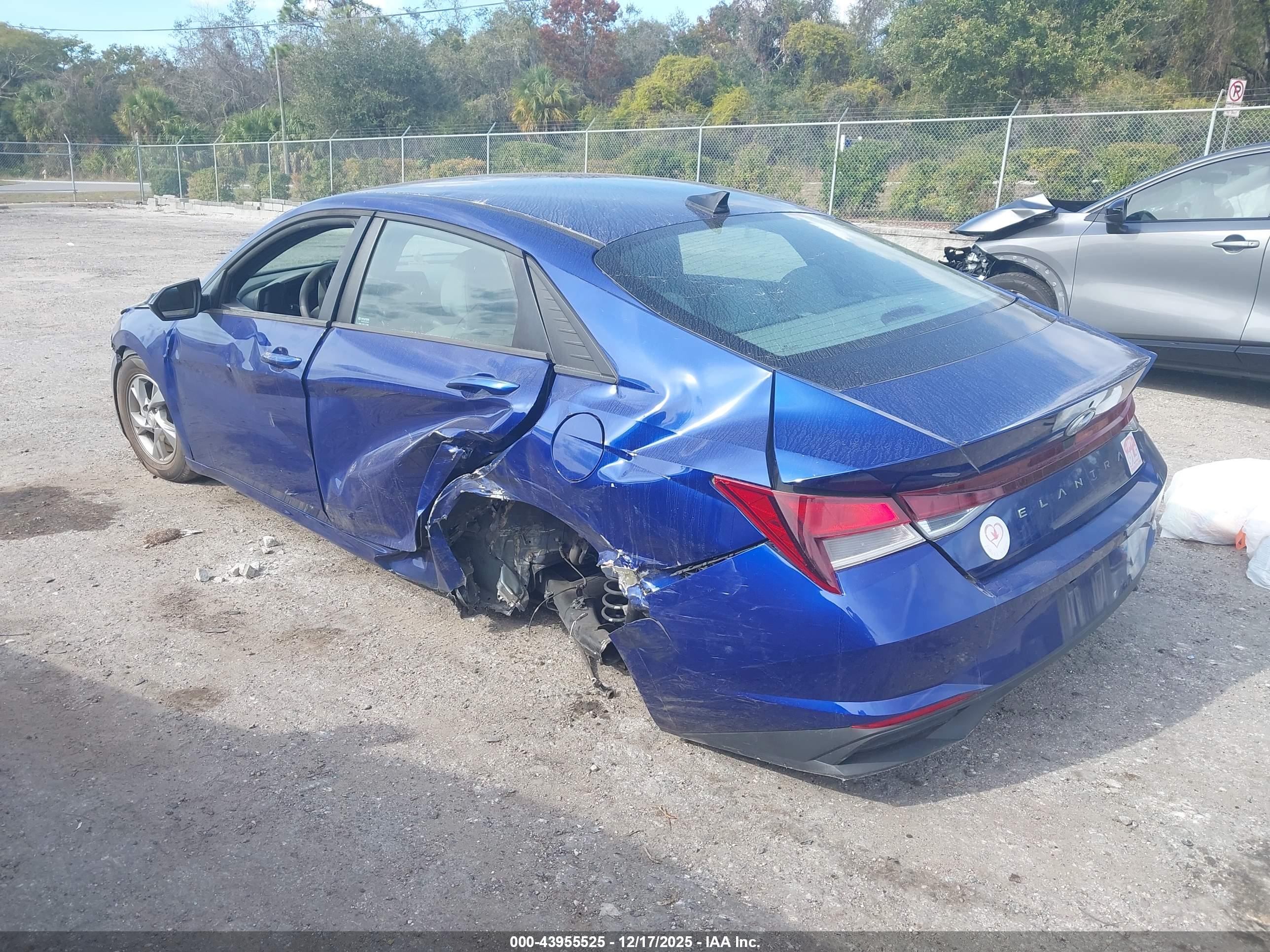 HYUNDAI ELANTRA image 3