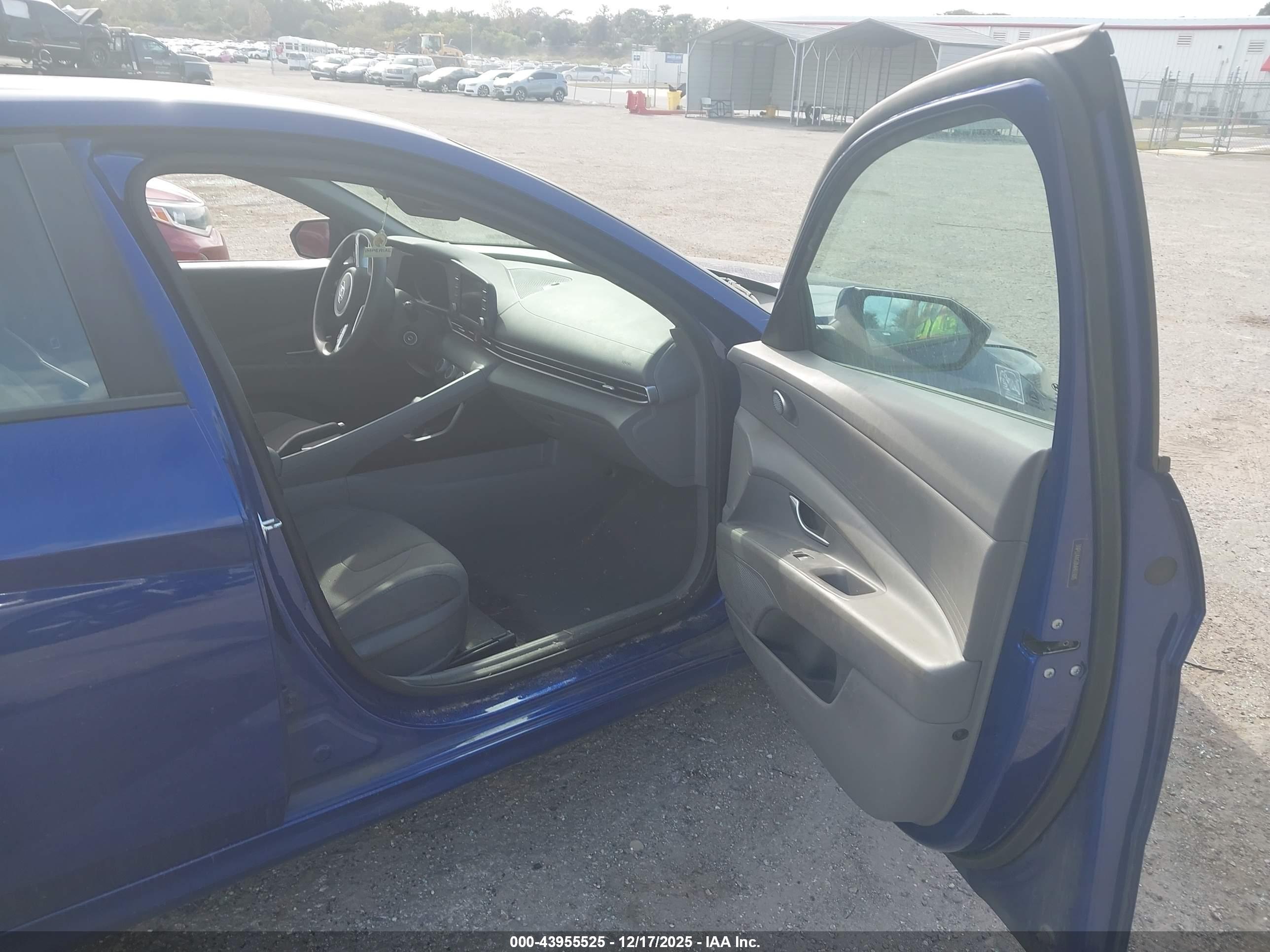 HYUNDAI ELANTRA image 5
