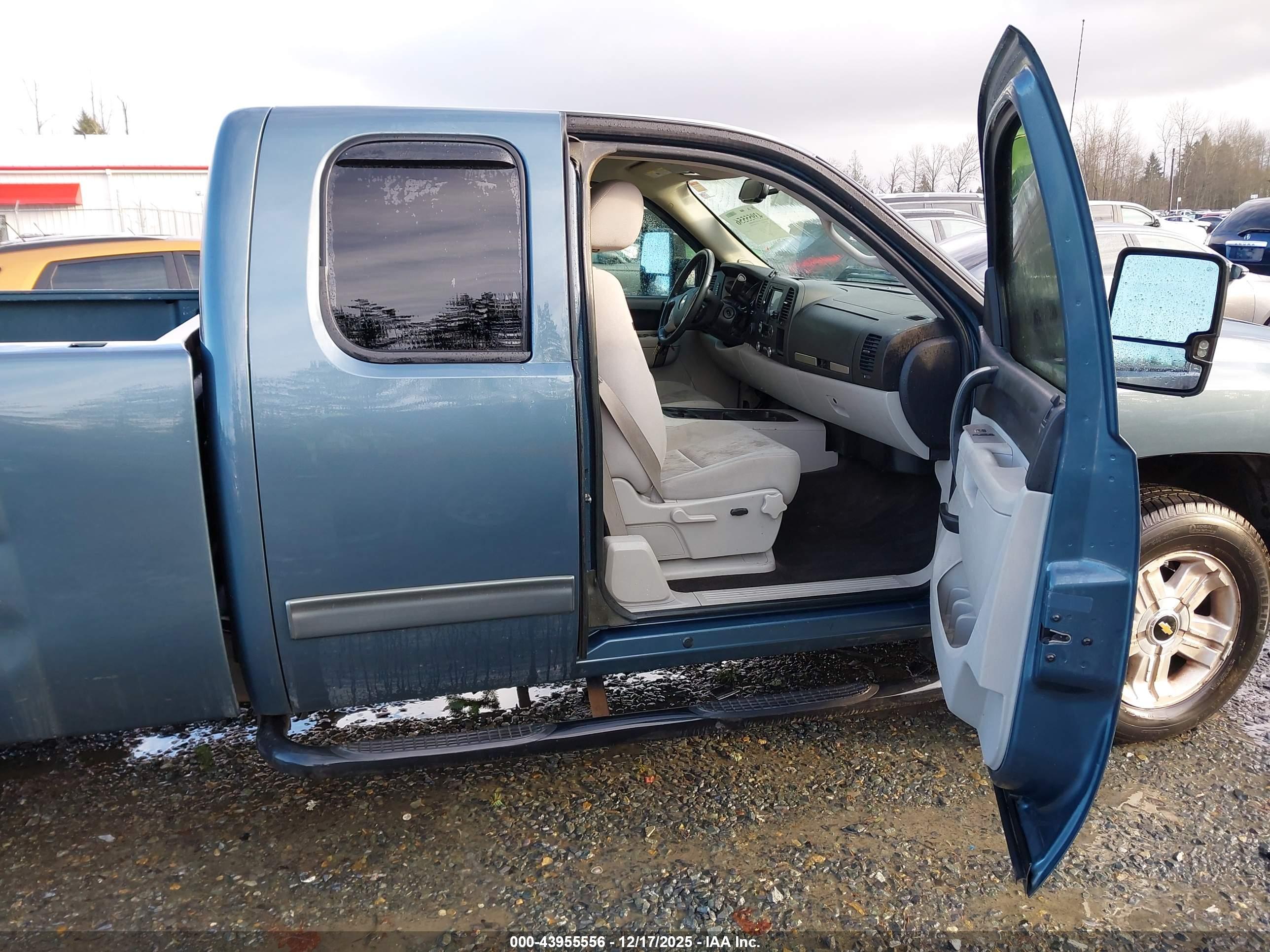 CHEVROLET SILVERADO image 5