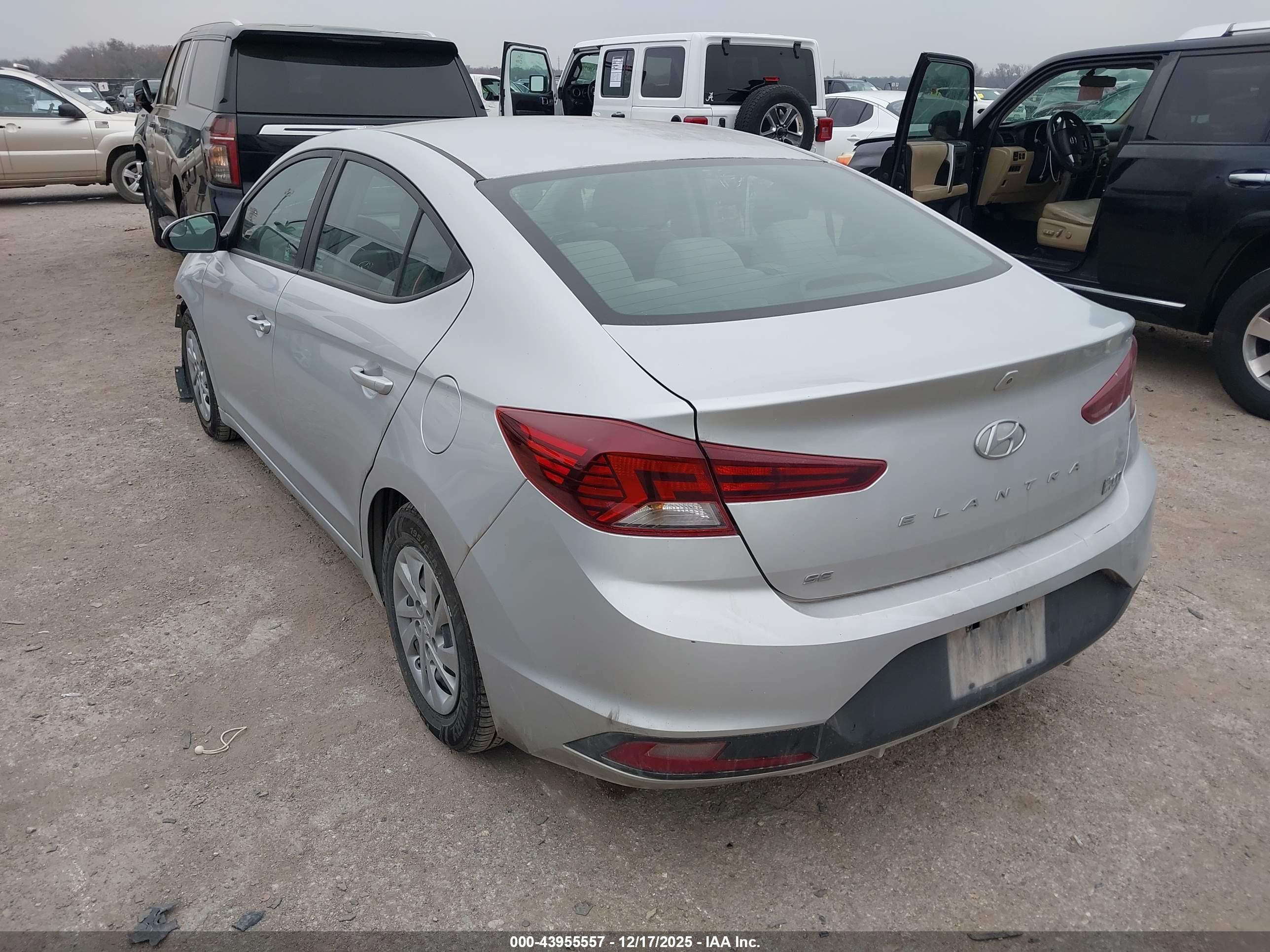 HYUNDAI ELANTRA image 3