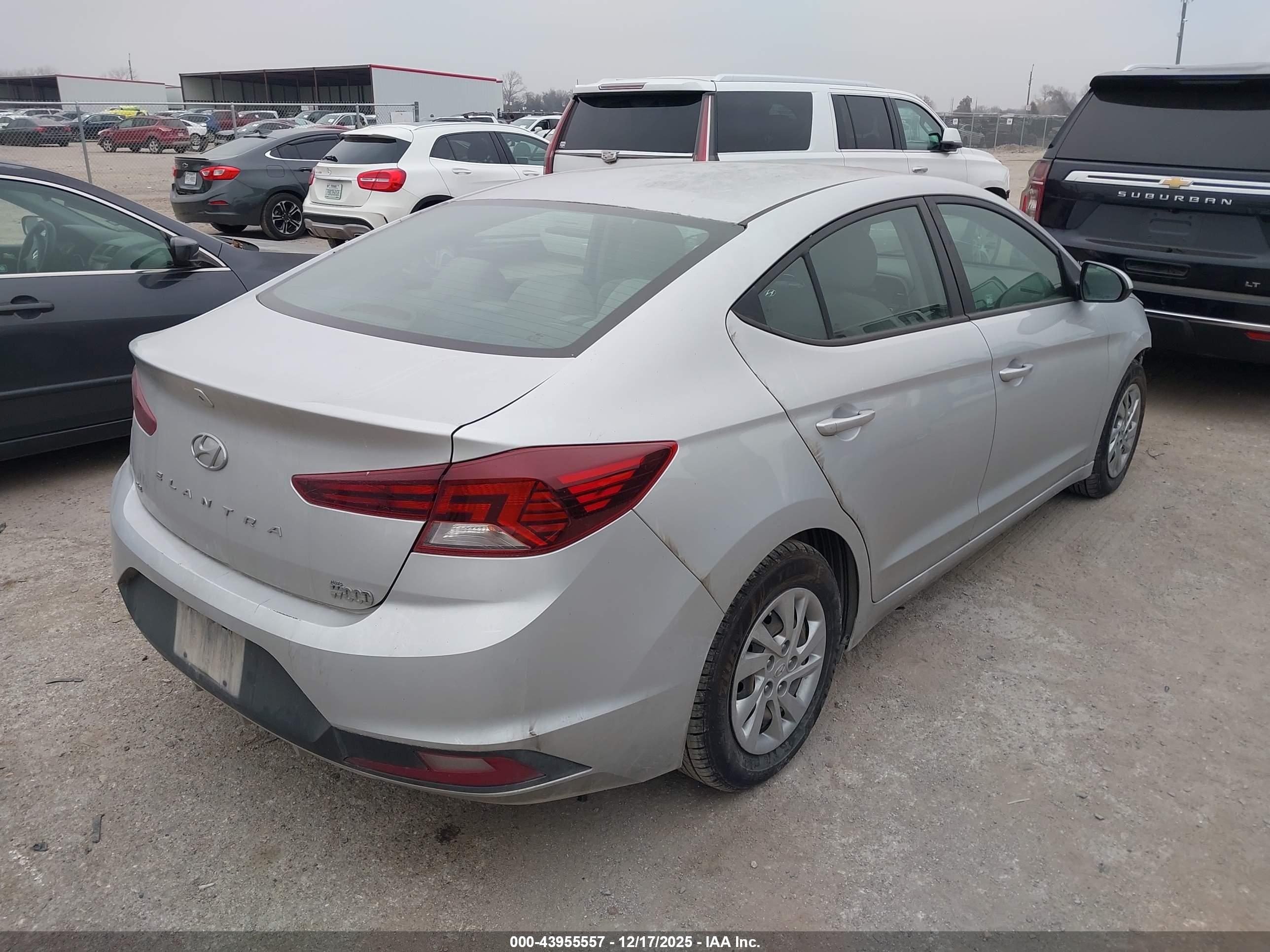 HYUNDAI ELANTRA image 4