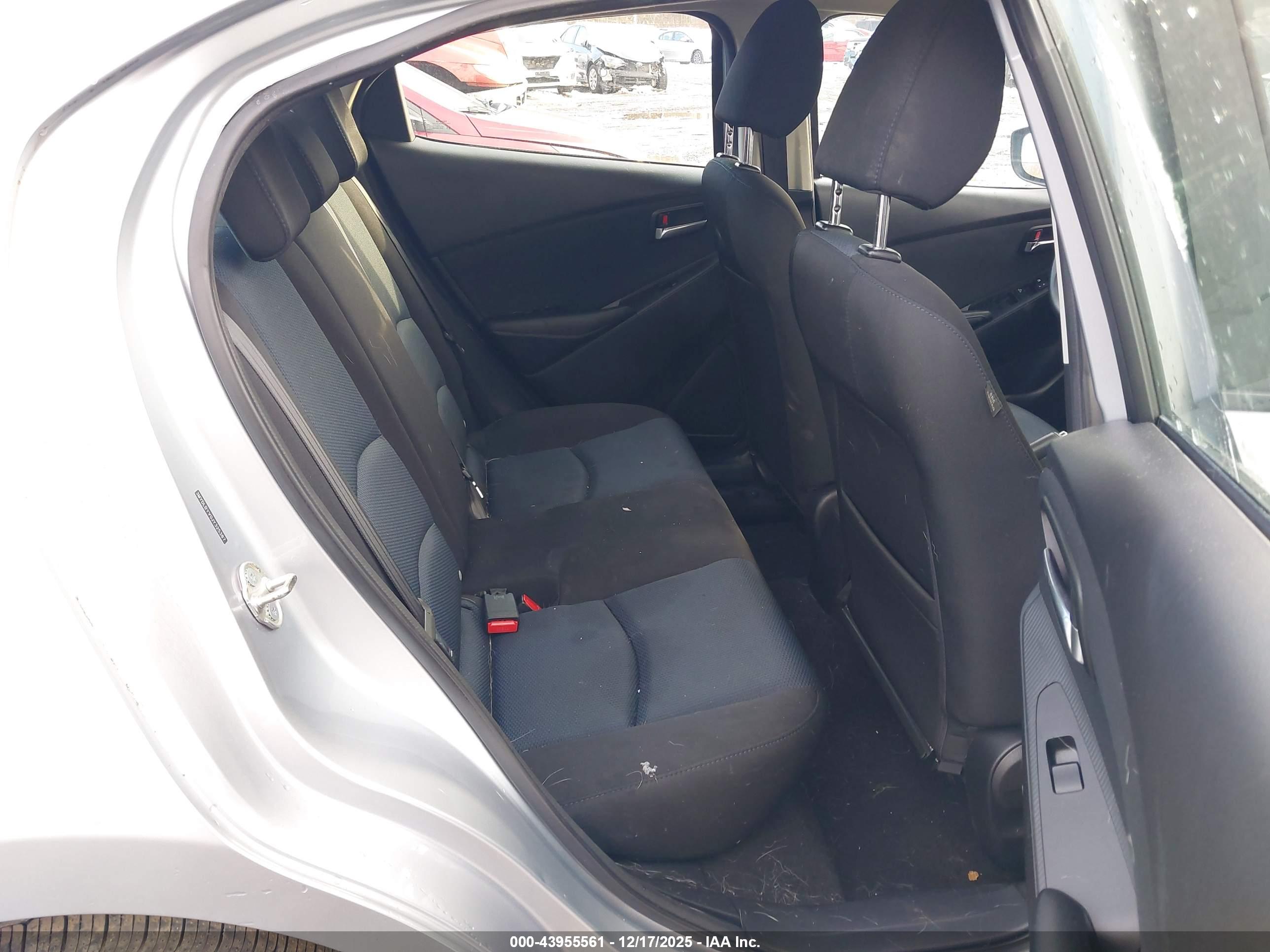 TOYOTA YARIS image 8