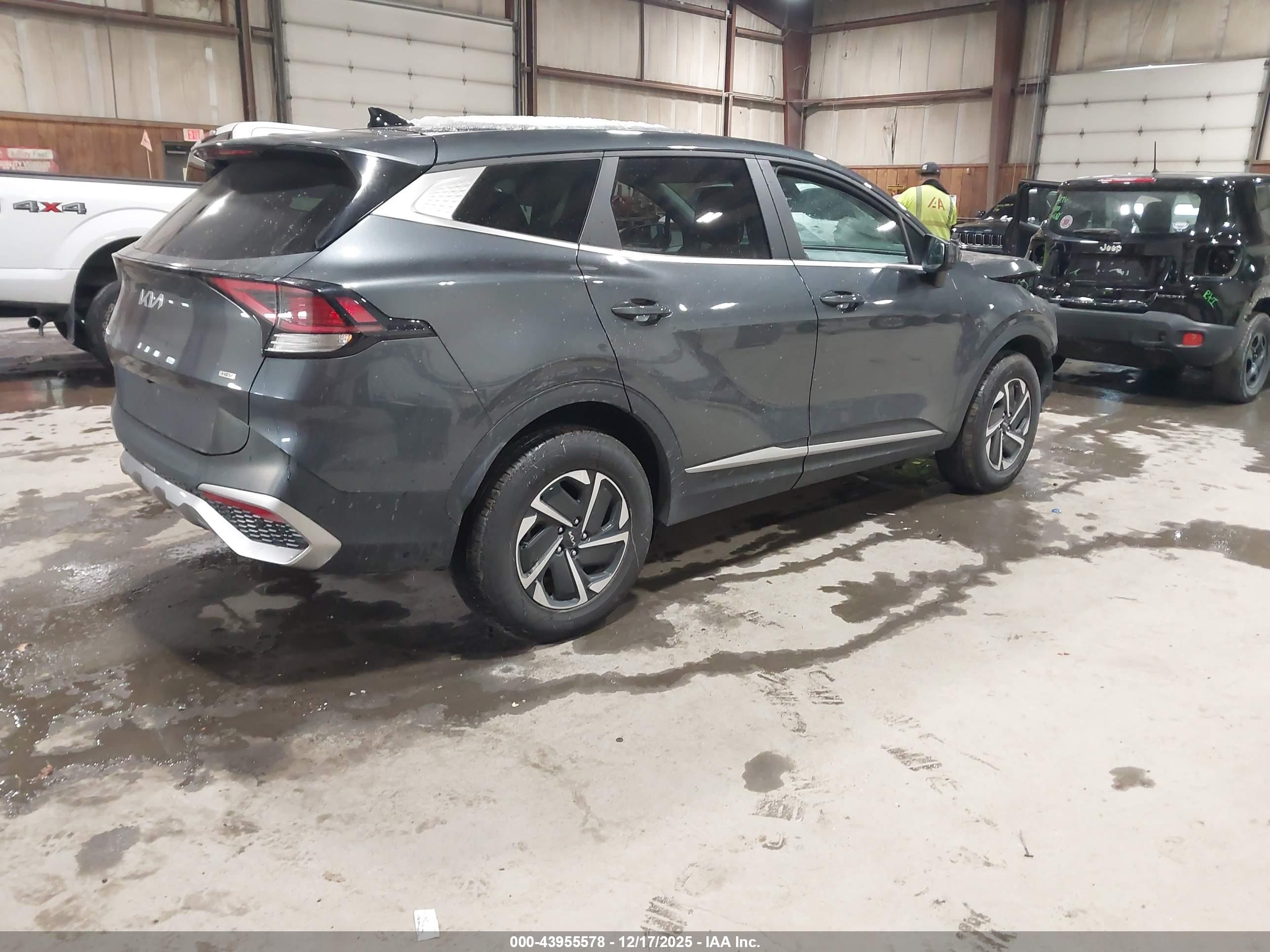KIA SPORTAGE image 4