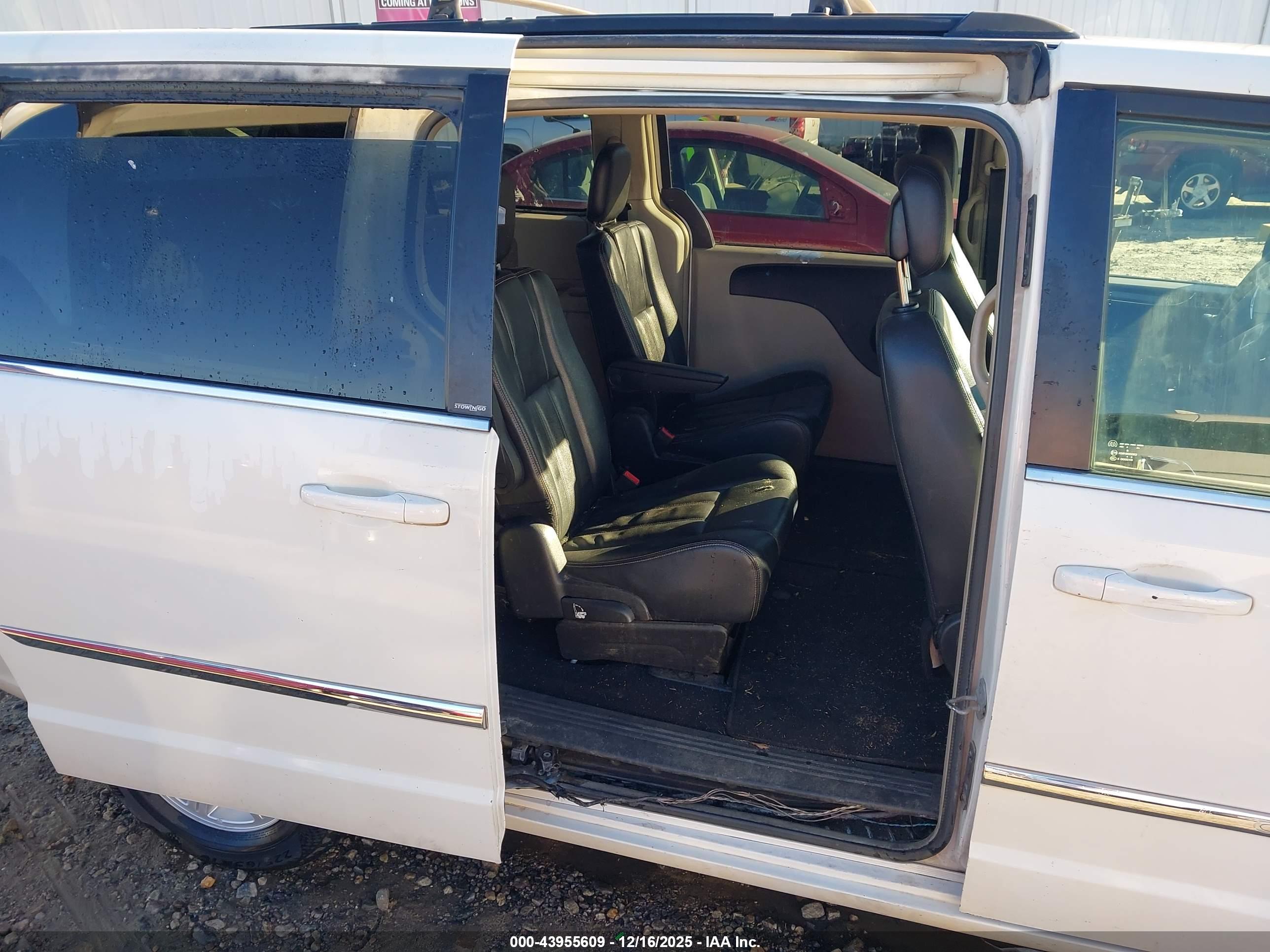 CHRYSLER TOWN image 8
