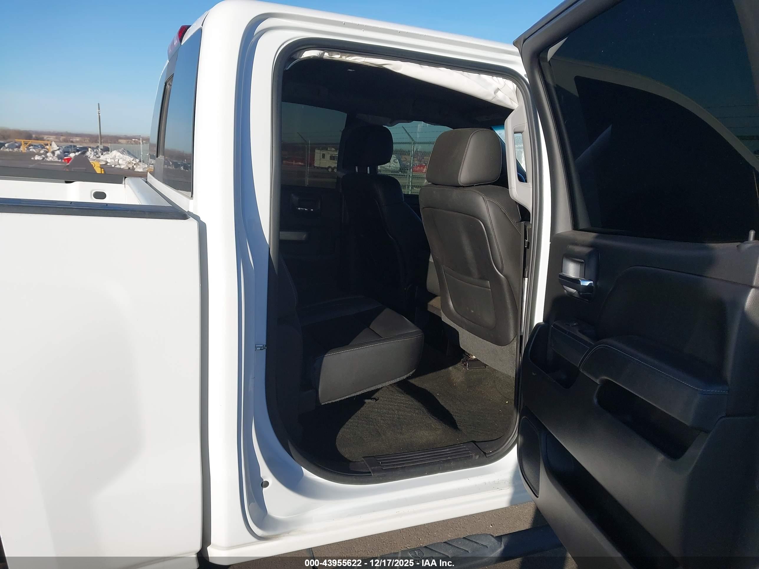 CHEVROLET SILVERADO image 8