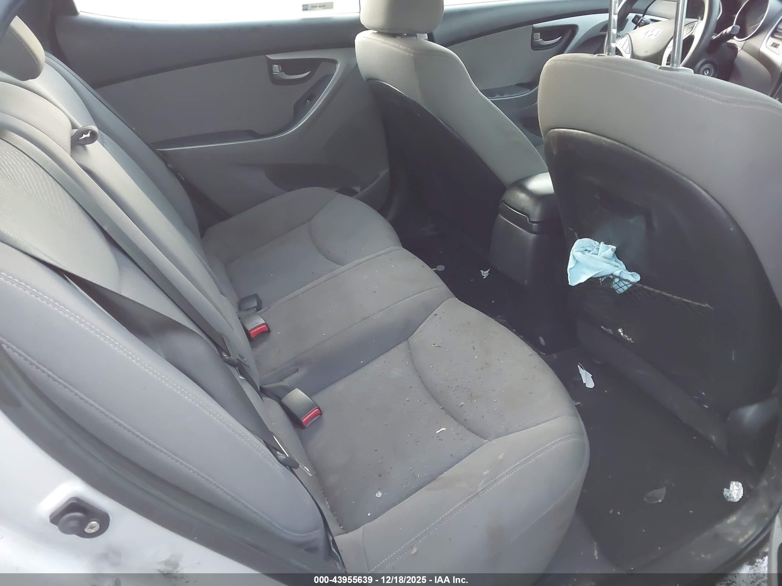 HYUNDAI ELANTRA image 8