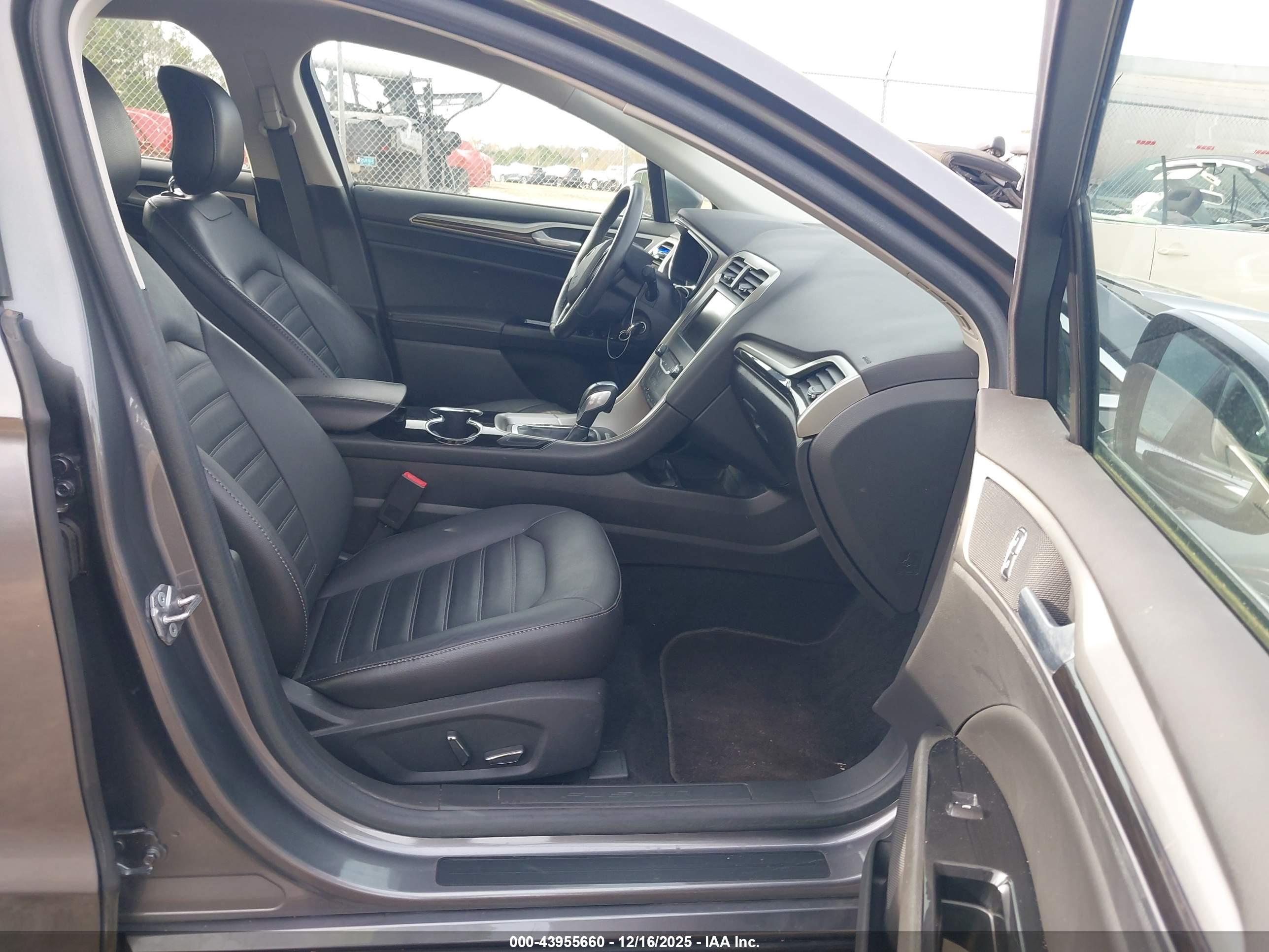FORD FUSION image 5