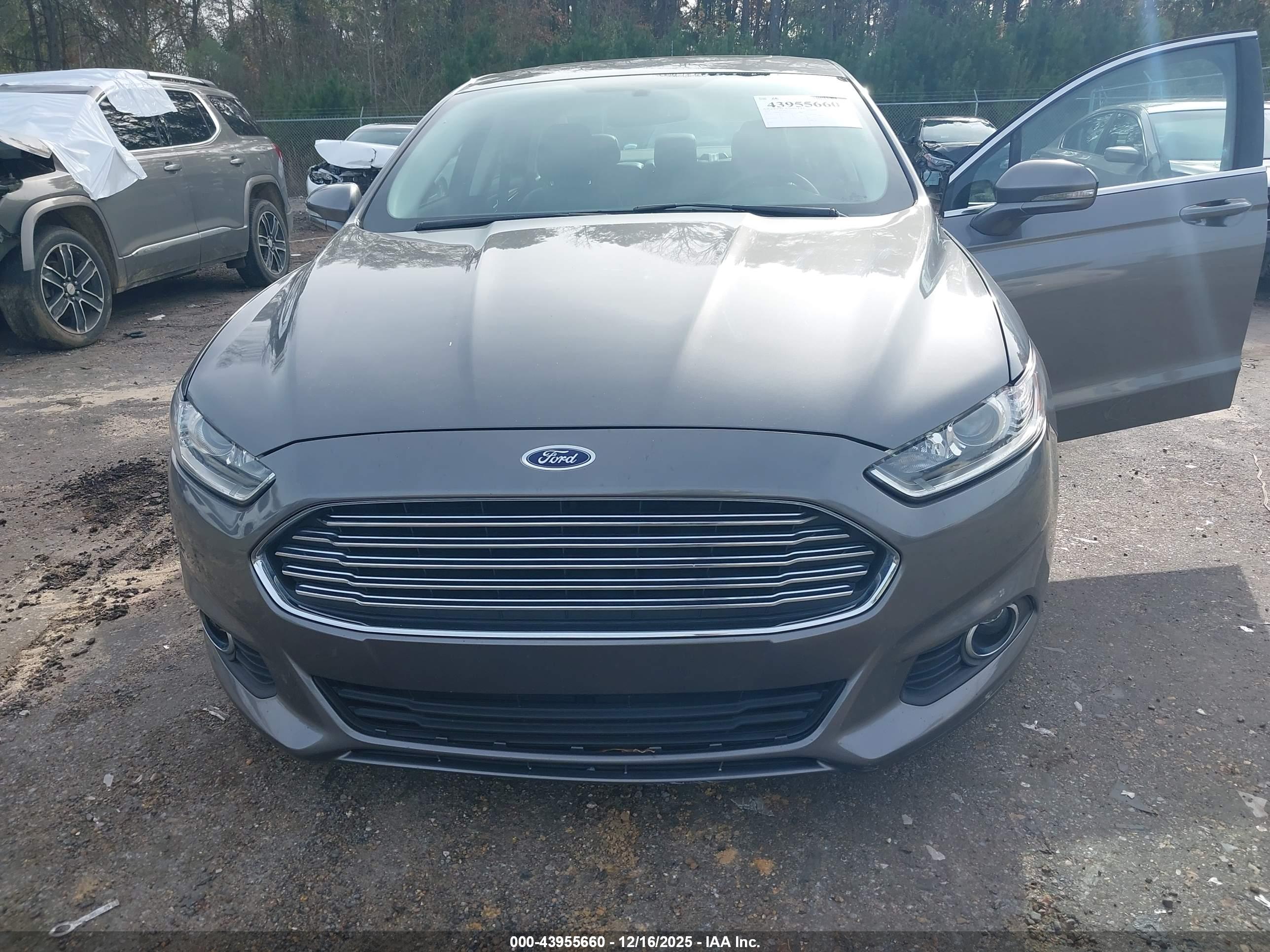 FORD FUSION image 6