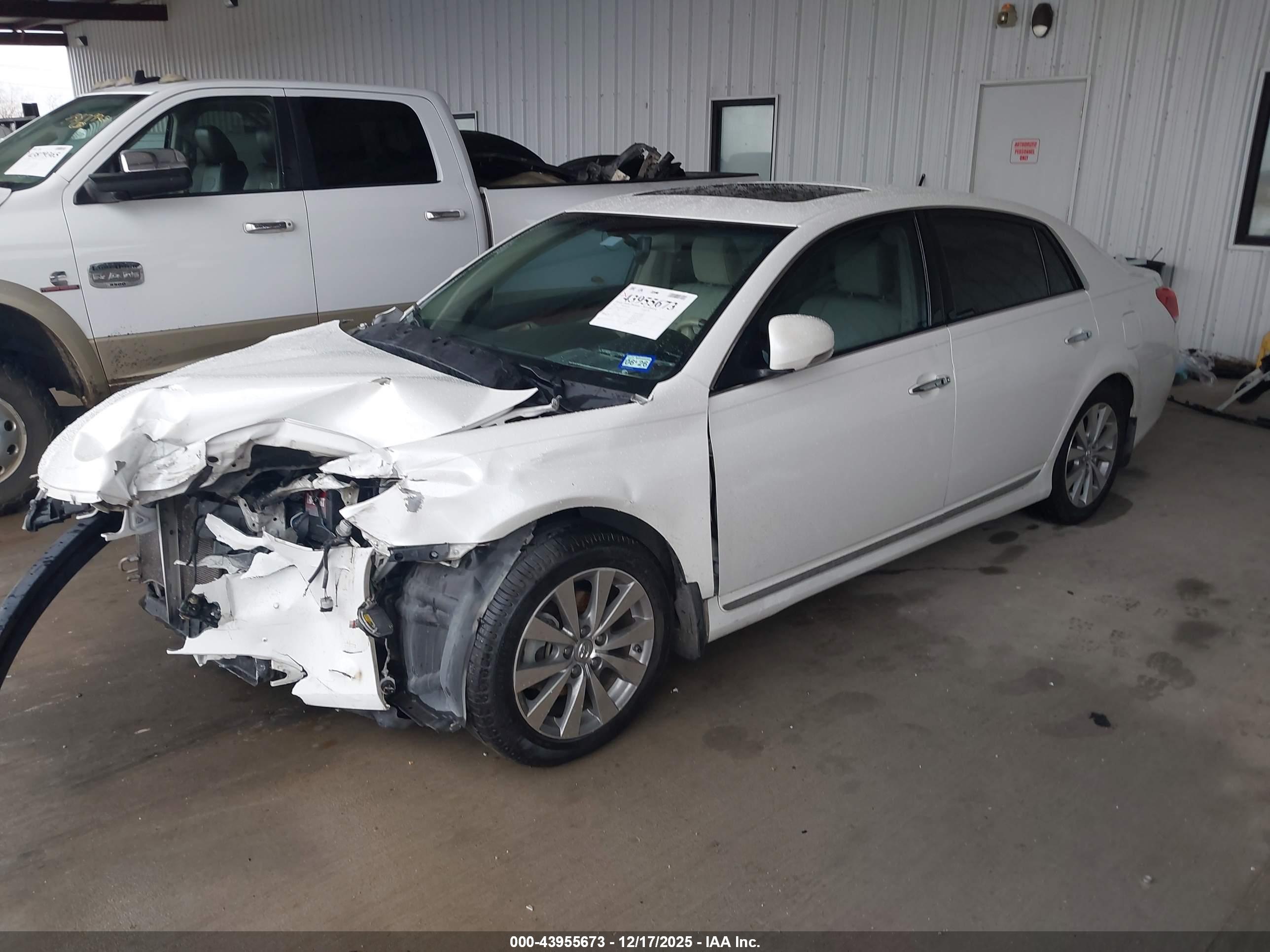 TOYOTA AVALON image 2