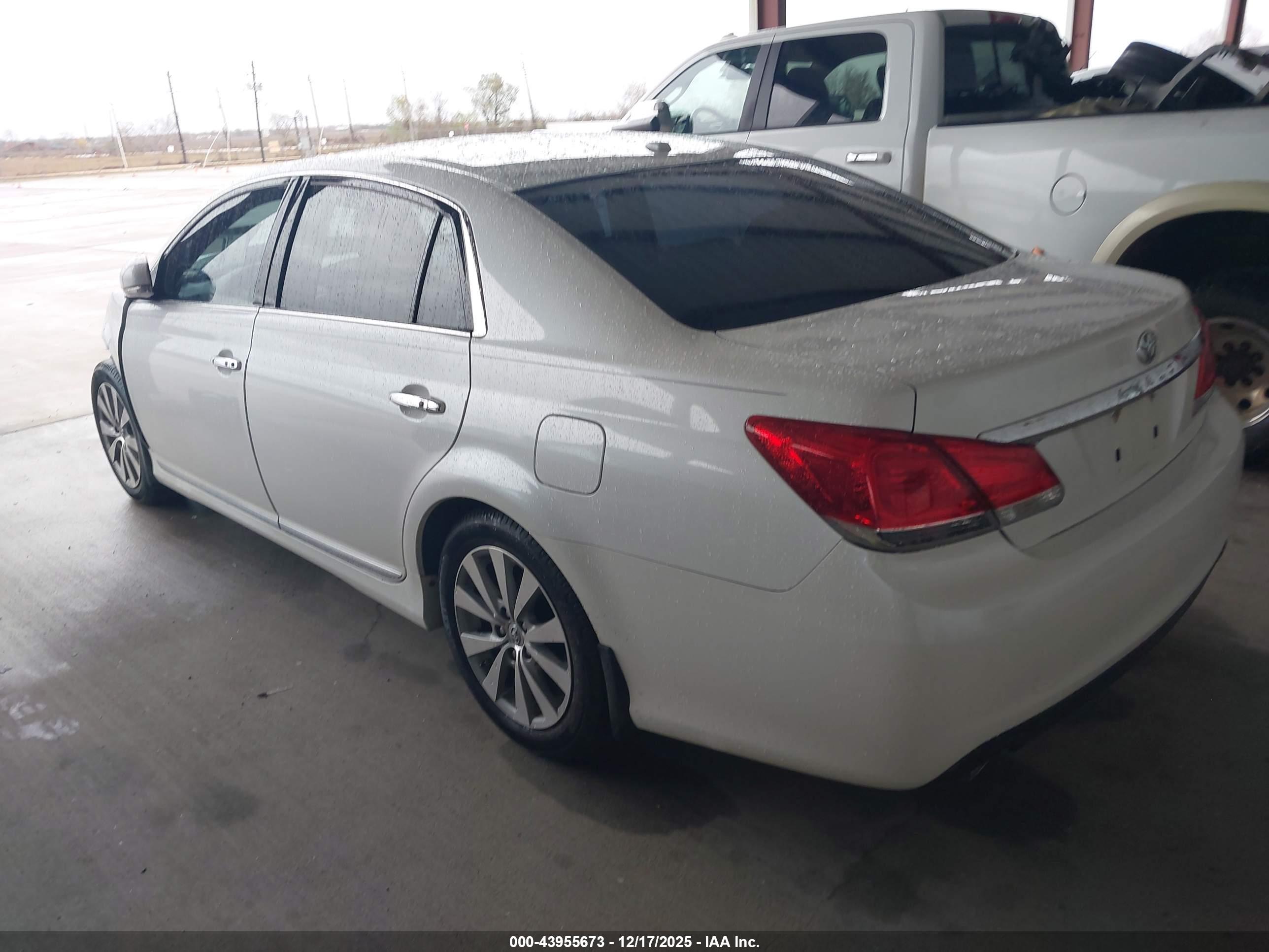 TOYOTA AVALON image 3