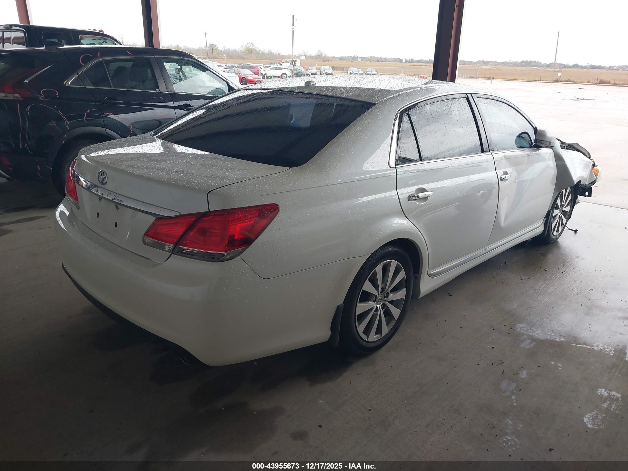 TOYOTA AVALON image 4