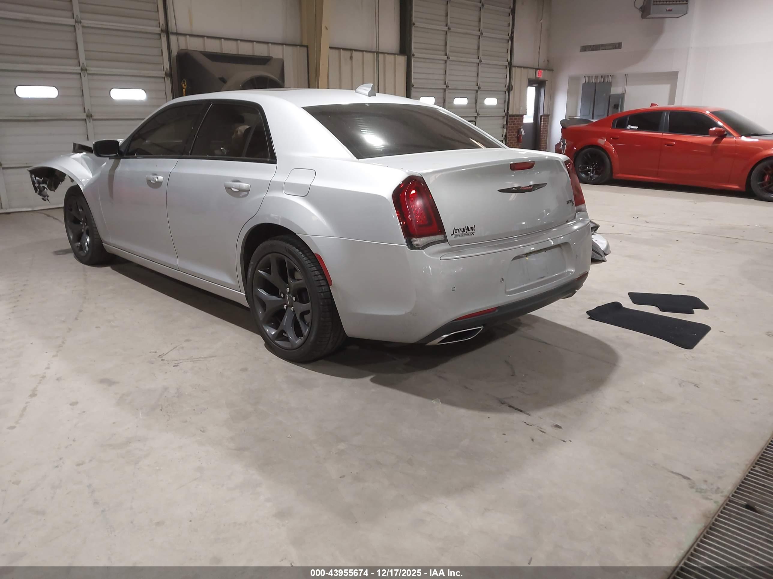 CHRYSLER 300 image 3
