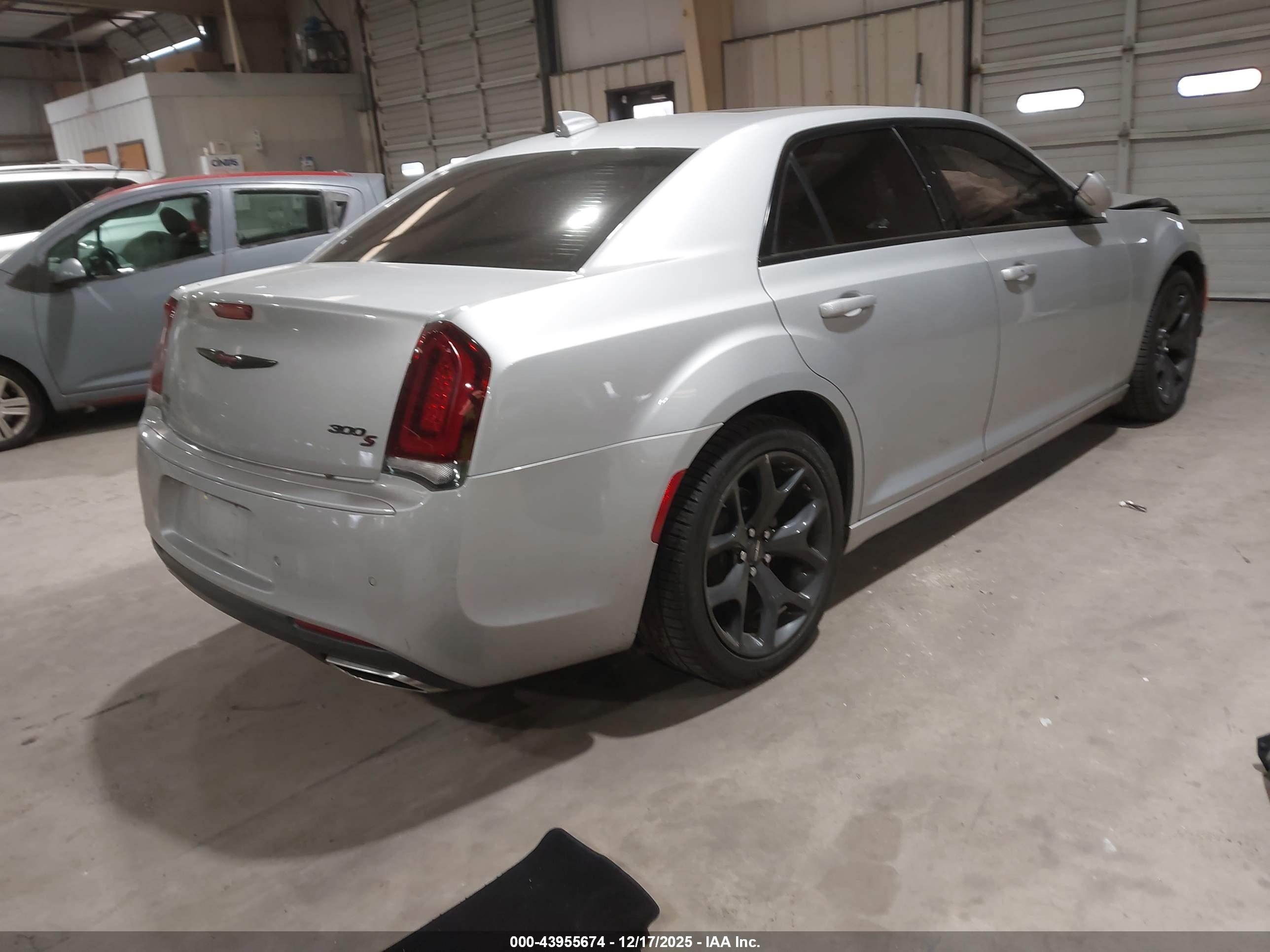 CHRYSLER 300 image 4