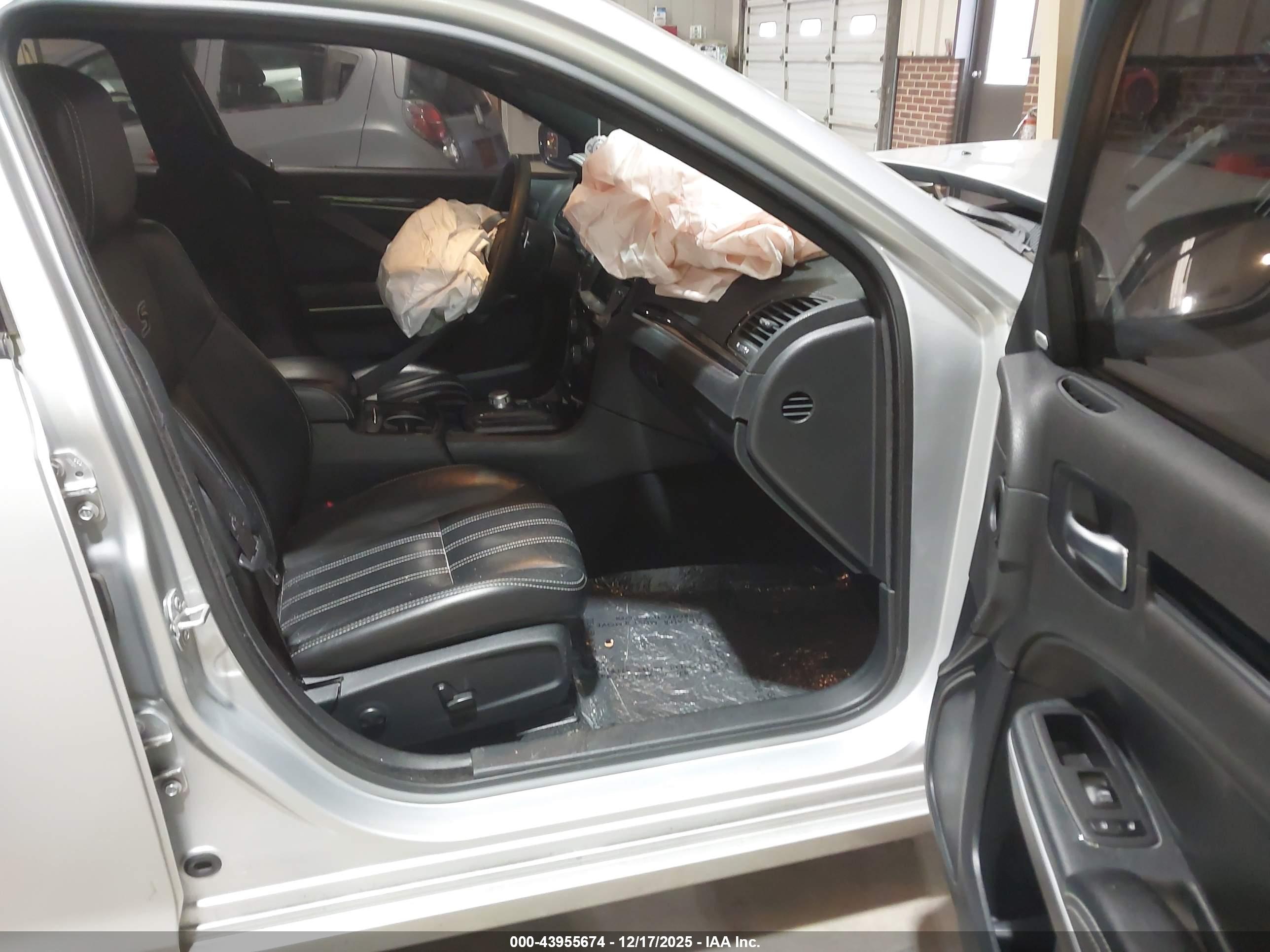 CHRYSLER 300 image 5