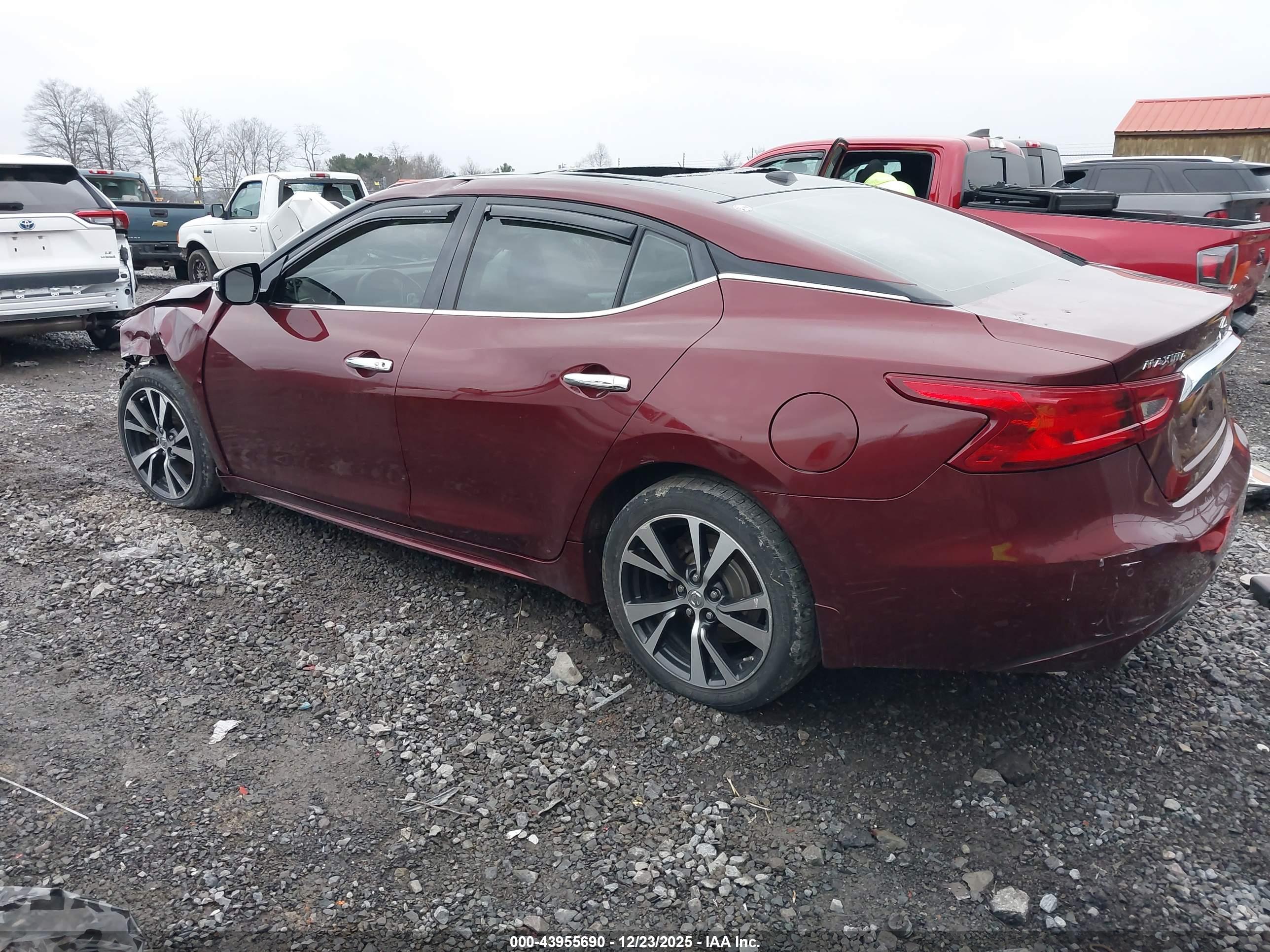 NISSAN MAXIMA image 3