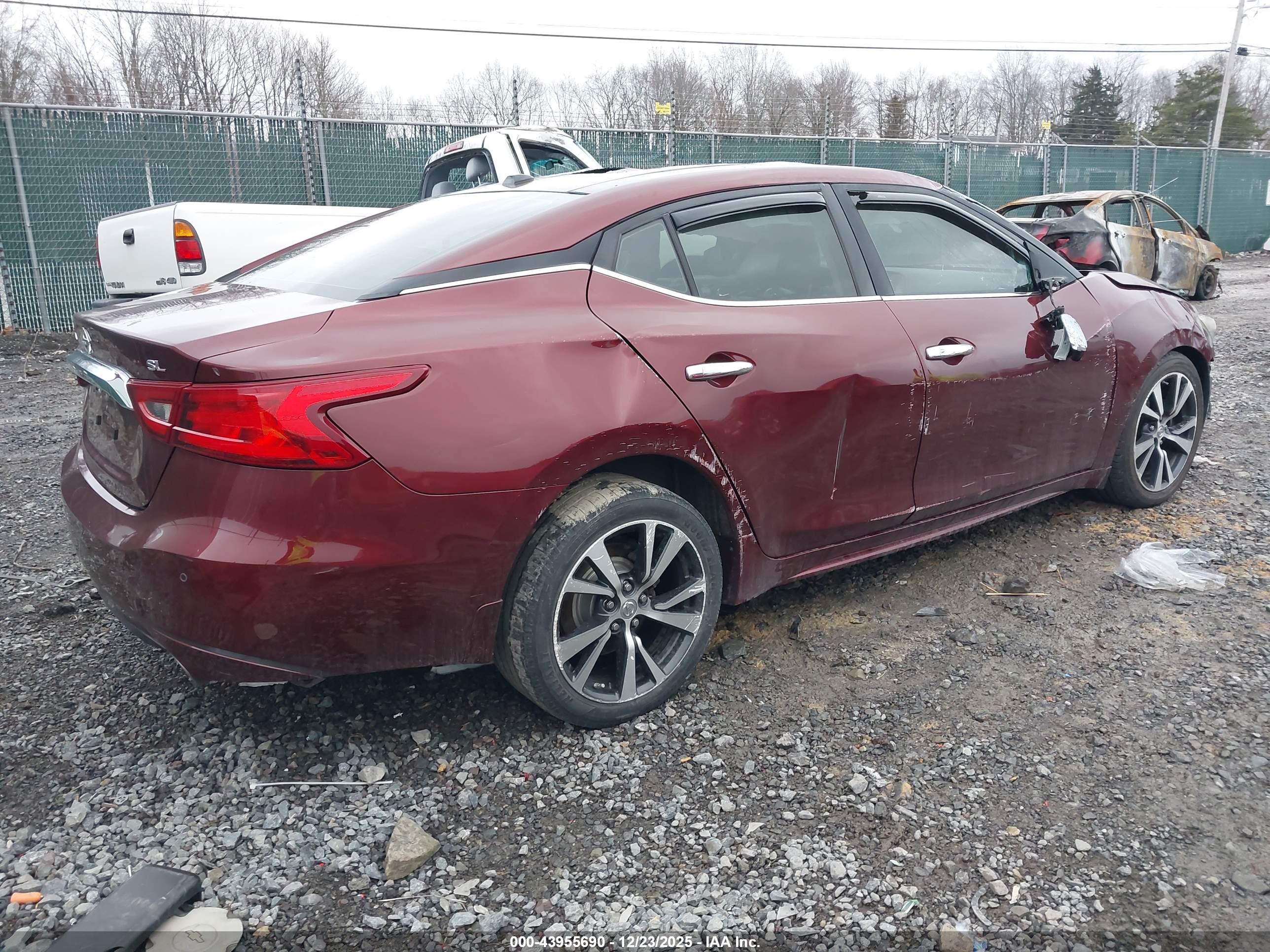 NISSAN MAXIMA image 4