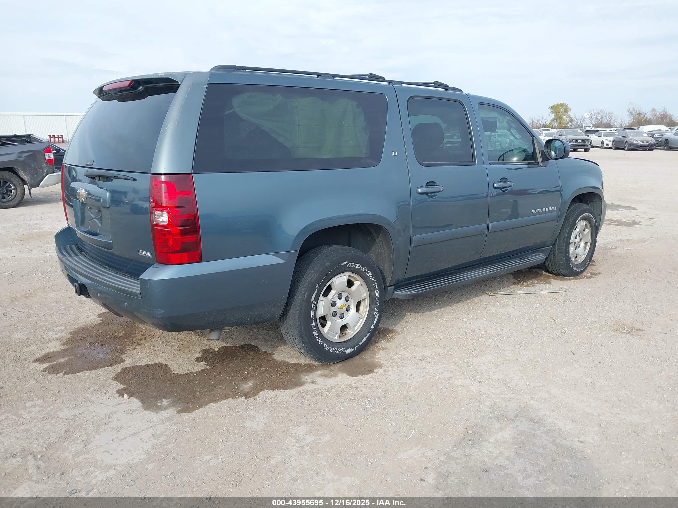 CHEVROLET SUBURBAN image 4