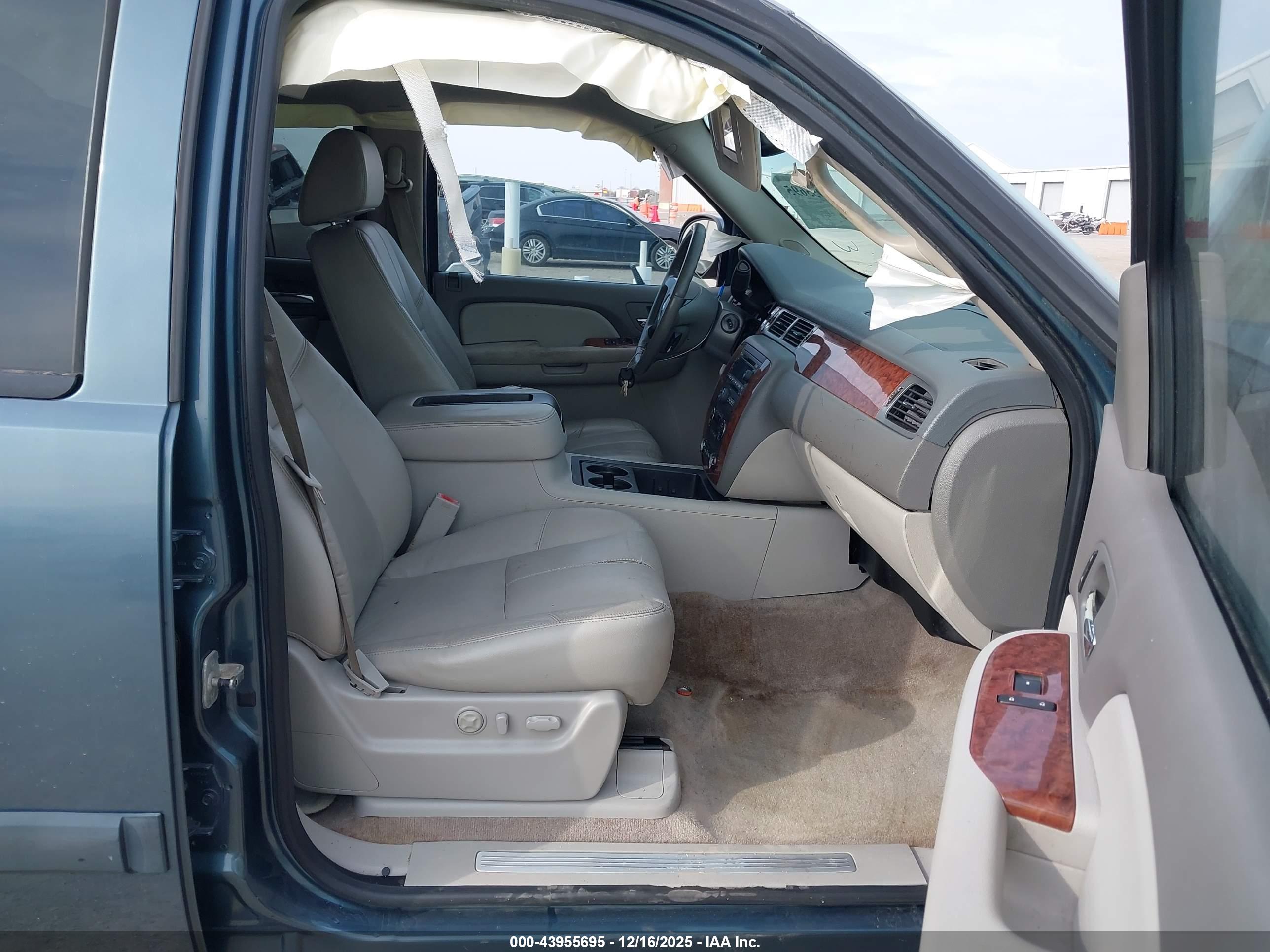 CHEVROLET SUBURBAN image 5