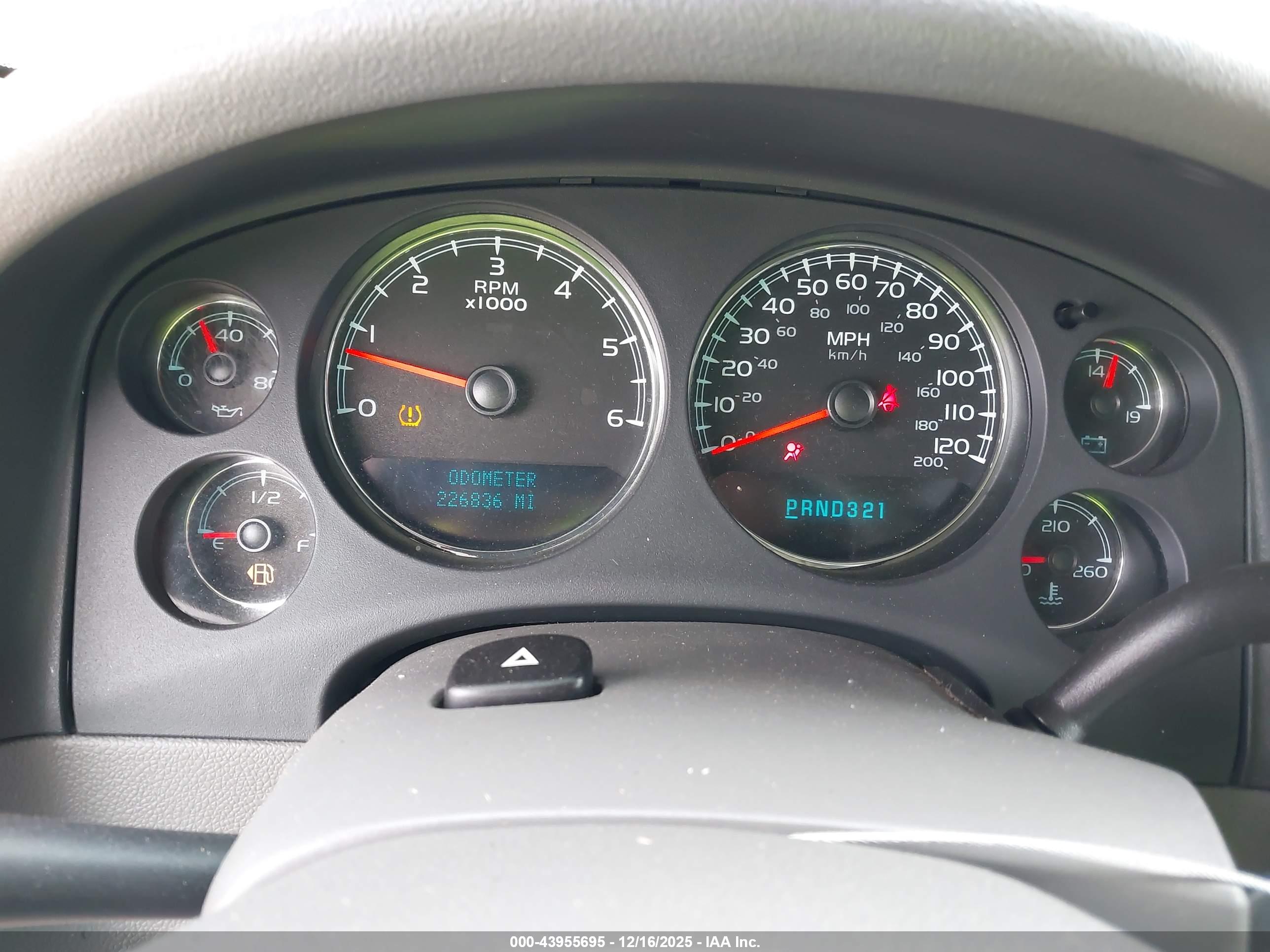 CHEVROLET SUBURBAN image 7