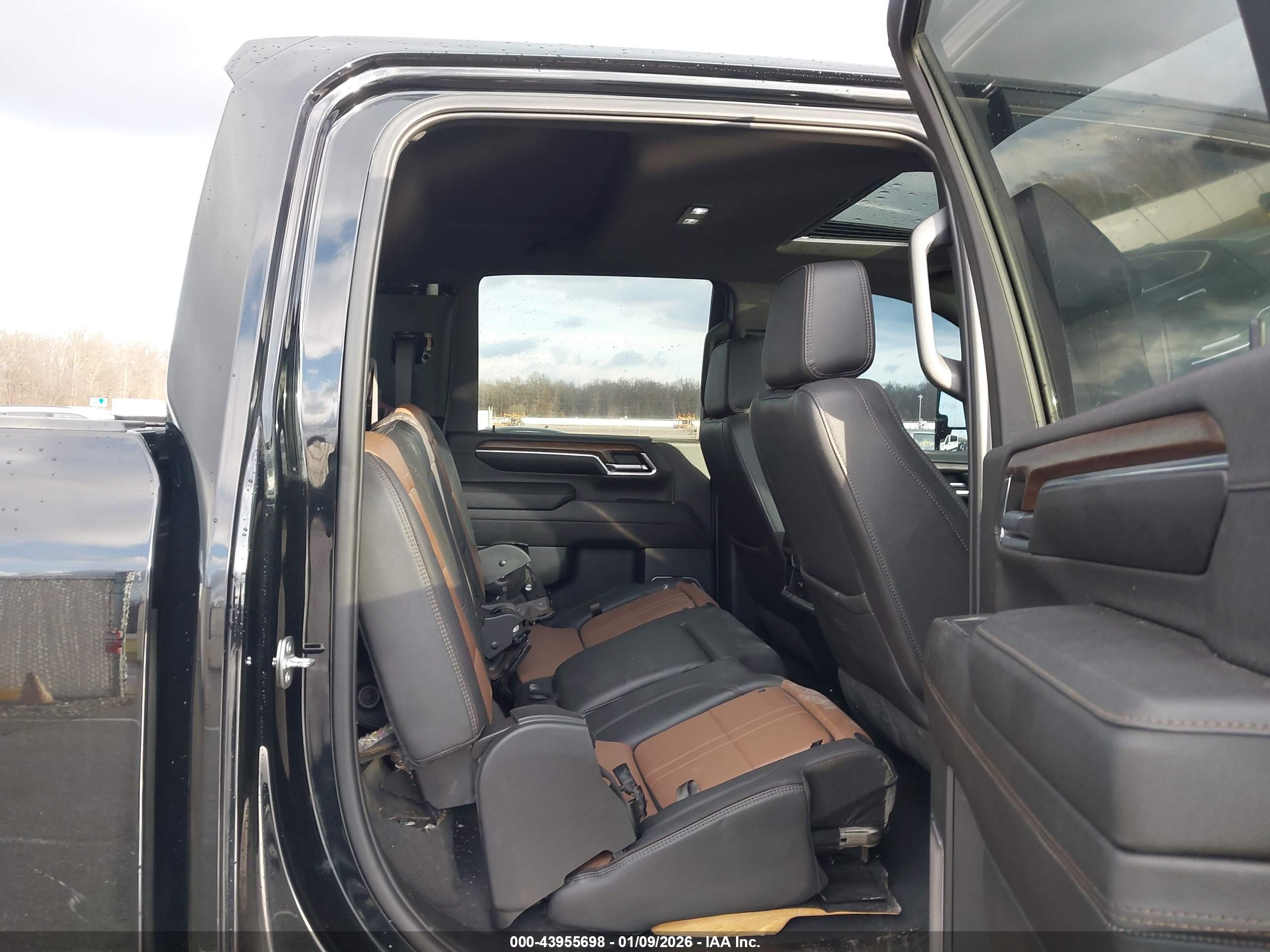 CHEVROLET SILVERADO image 8