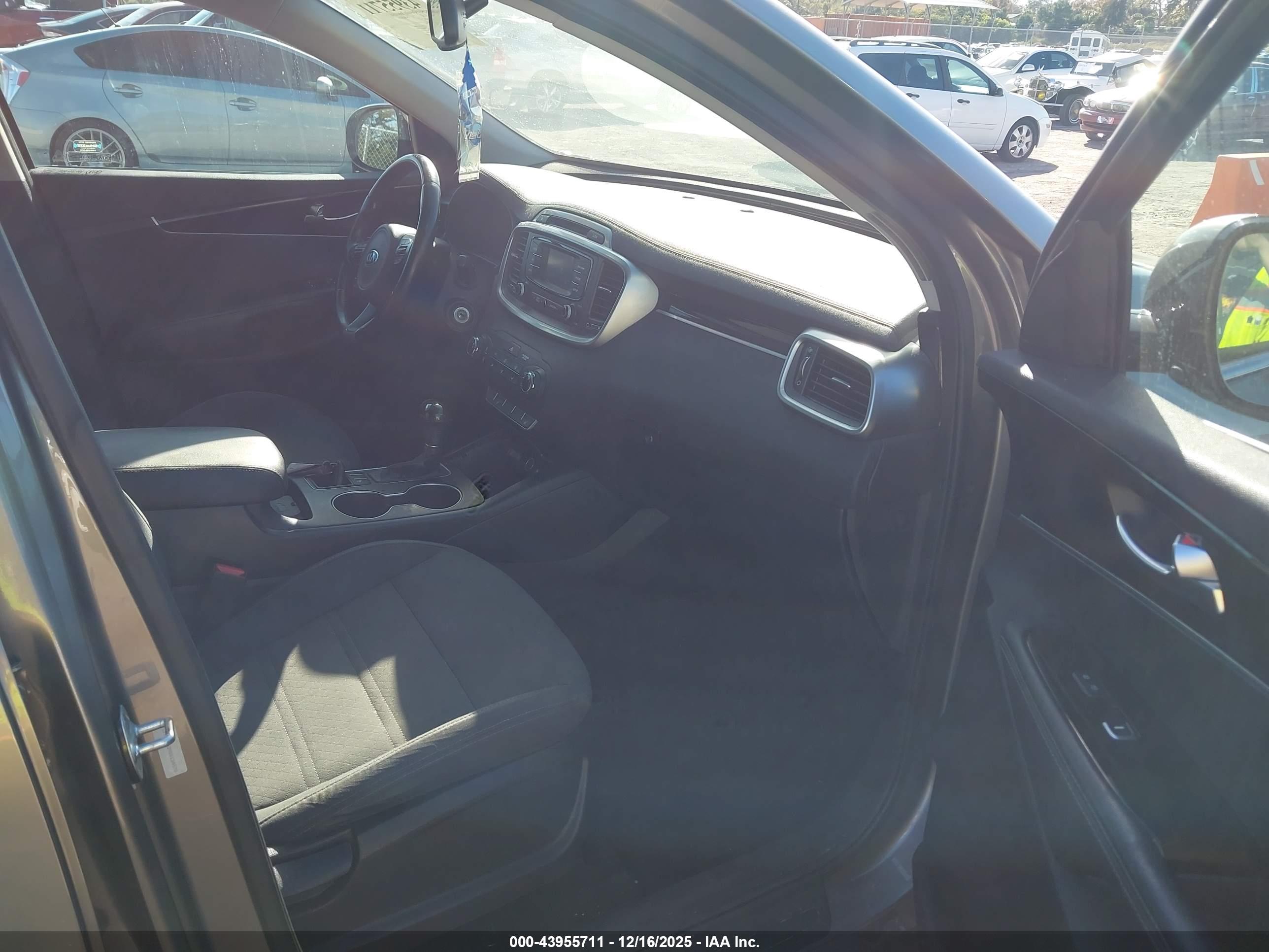 KIA SORENTO image 5