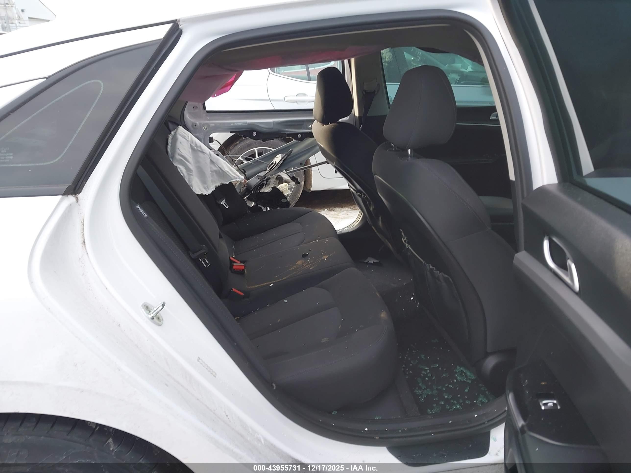 KIA K5 image 8