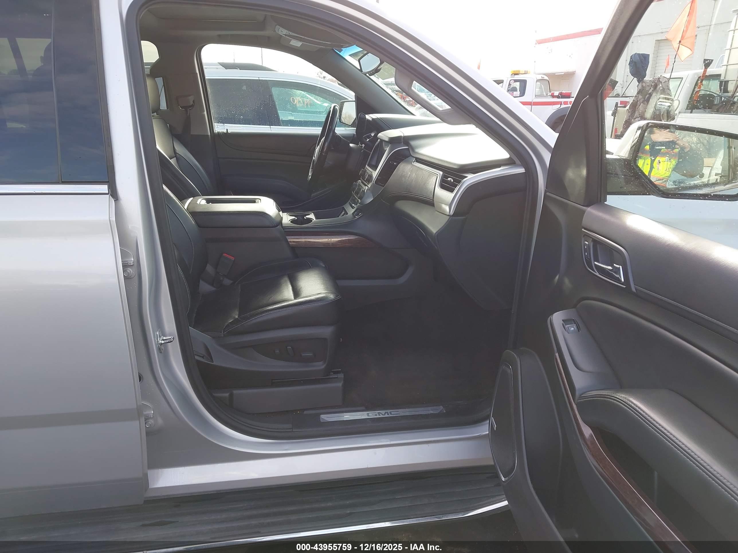 GMC YUKON image 5