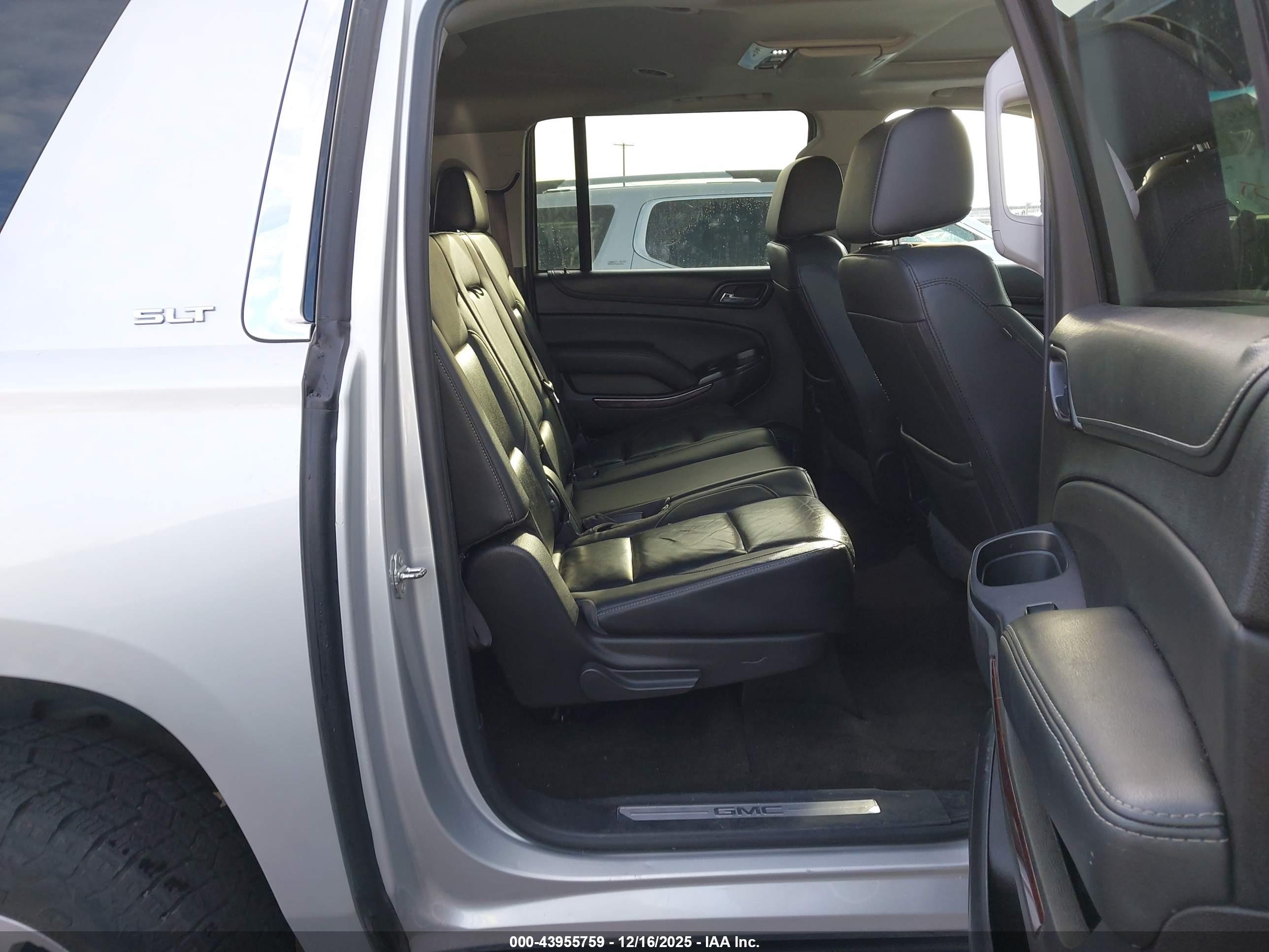 GMC YUKON image 8
