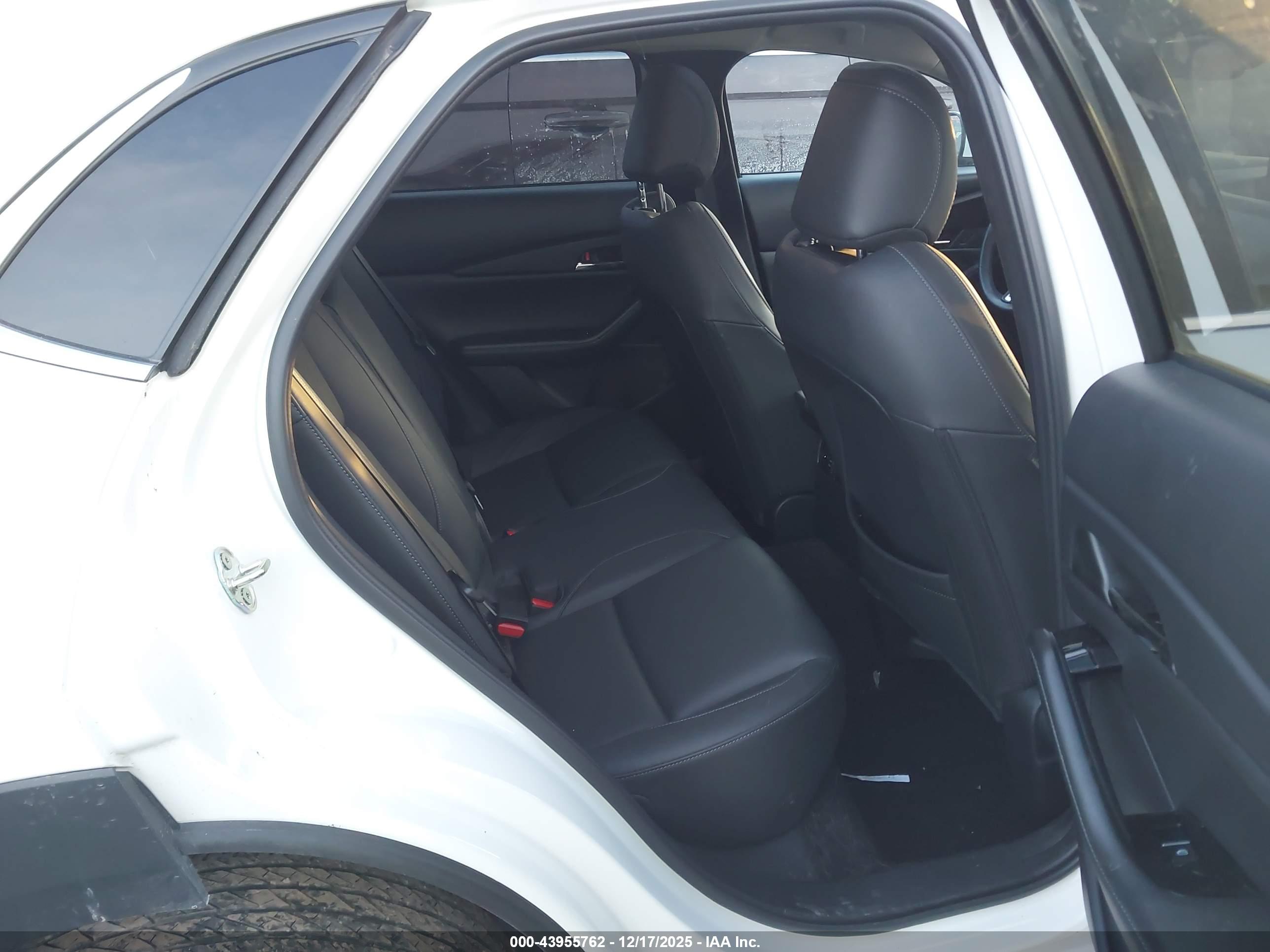 MAZDA CX-30 image 8