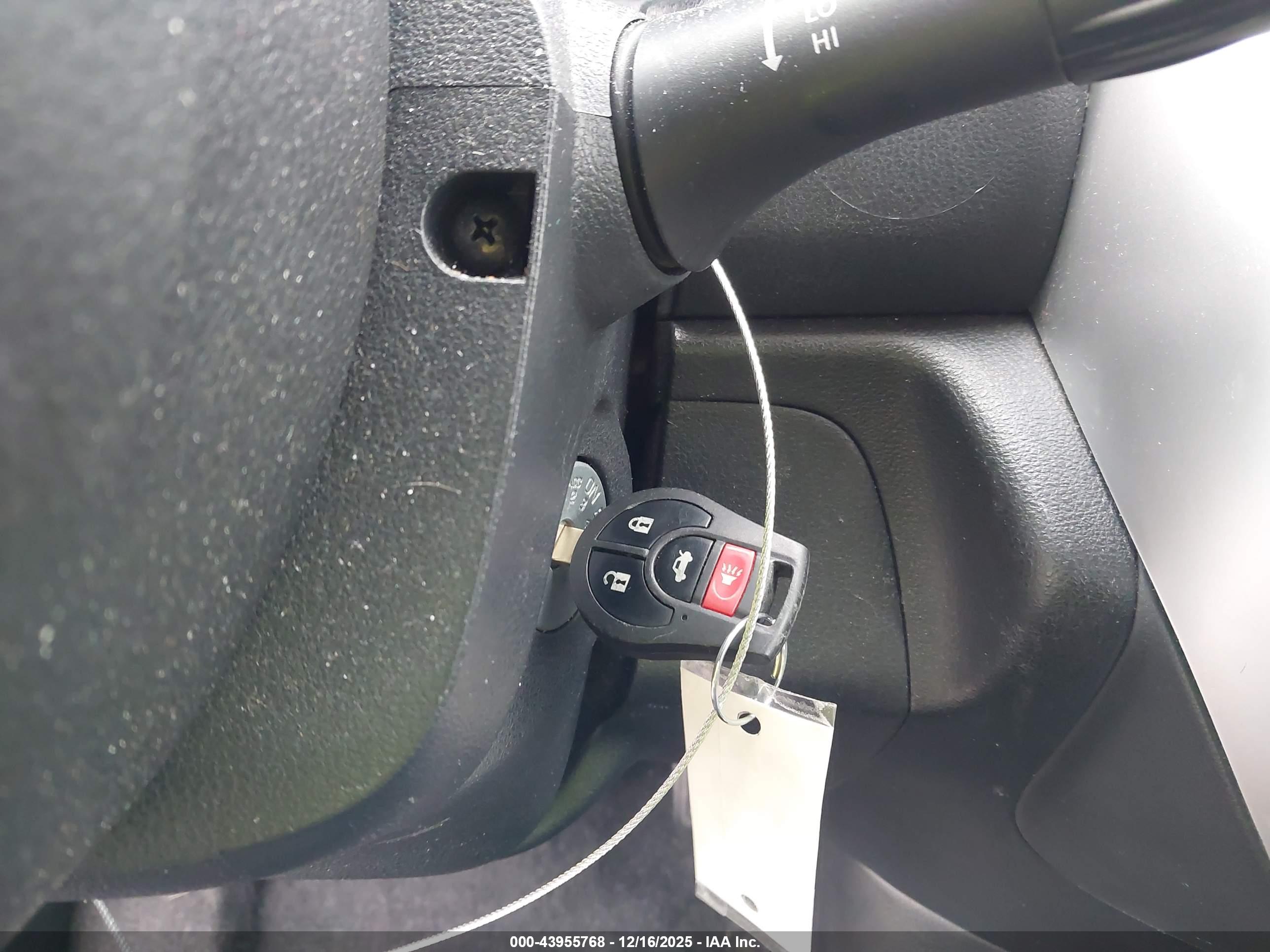 NISSAN VERSA image 11