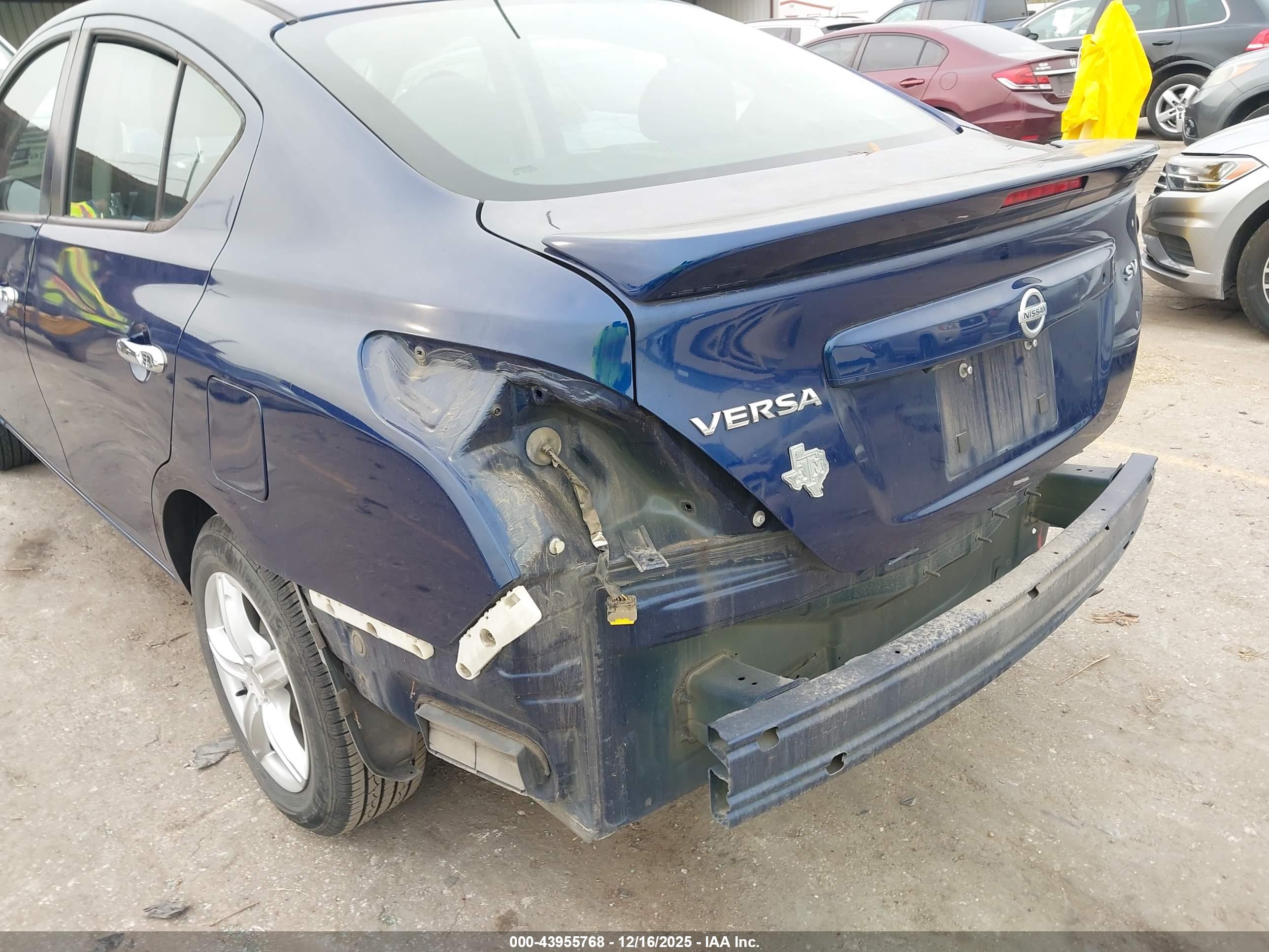 NISSAN VERSA image 6