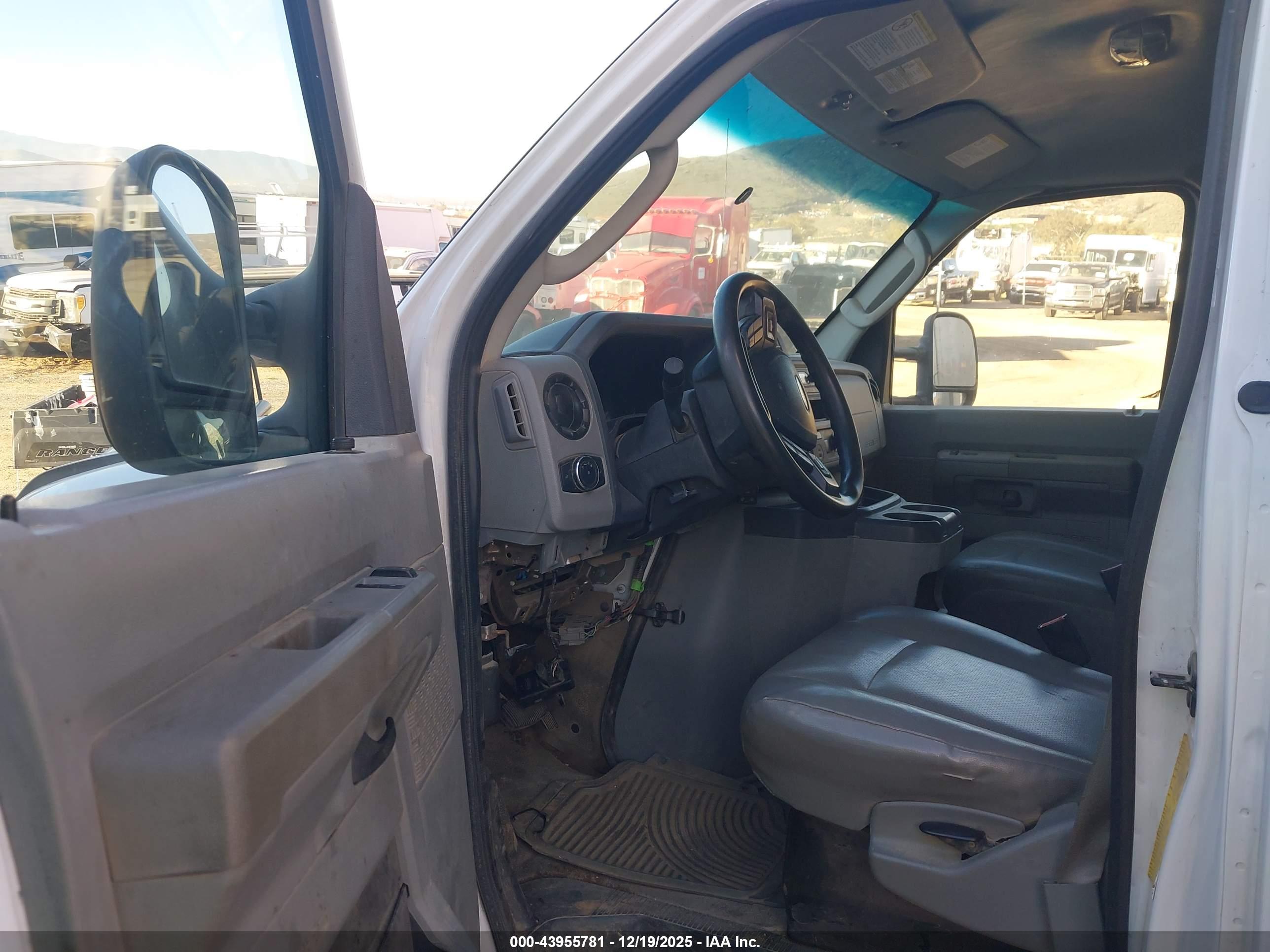 FORD E-450 image 8