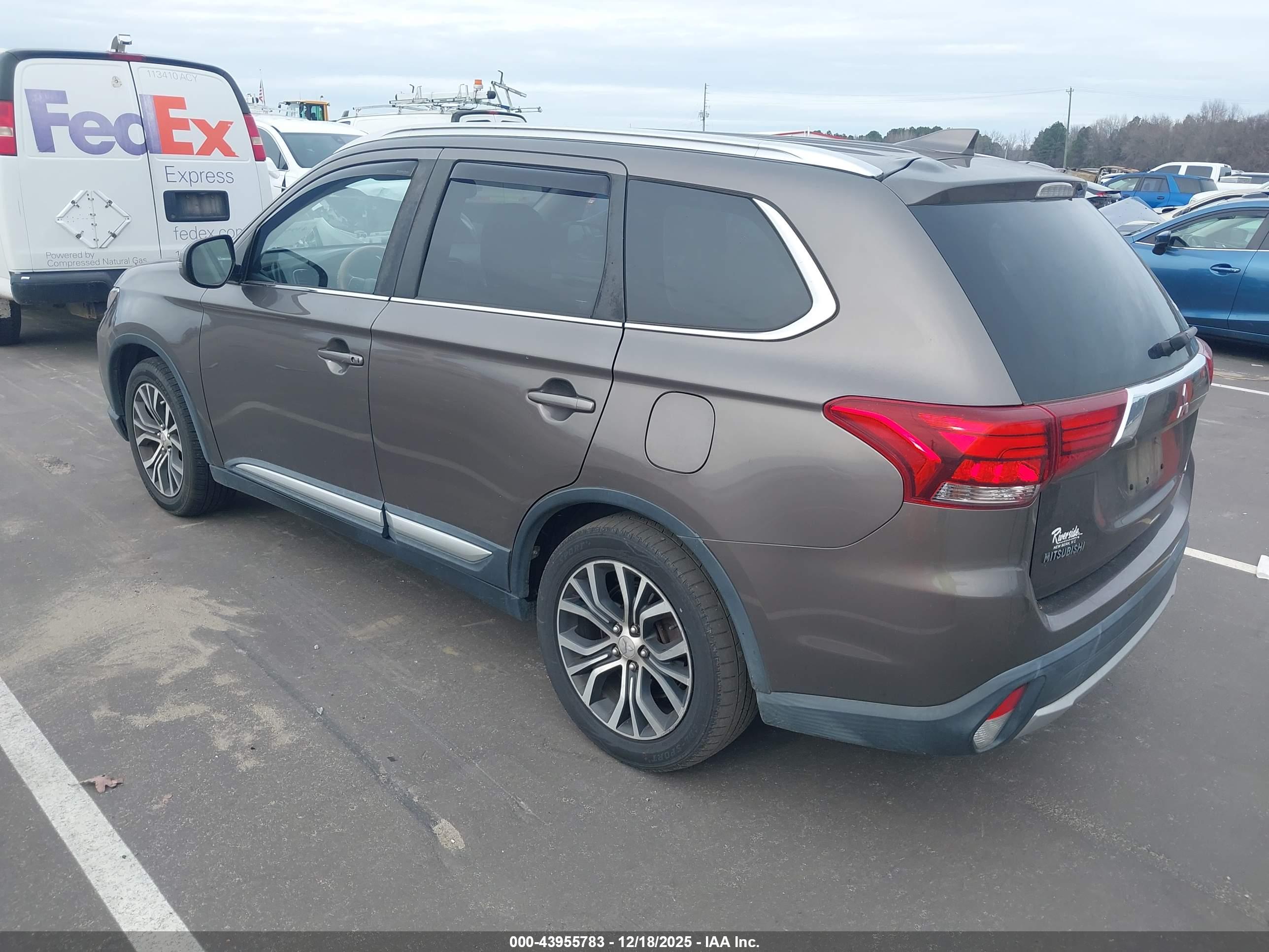 MITSUBISHI OUTLANDER image 3