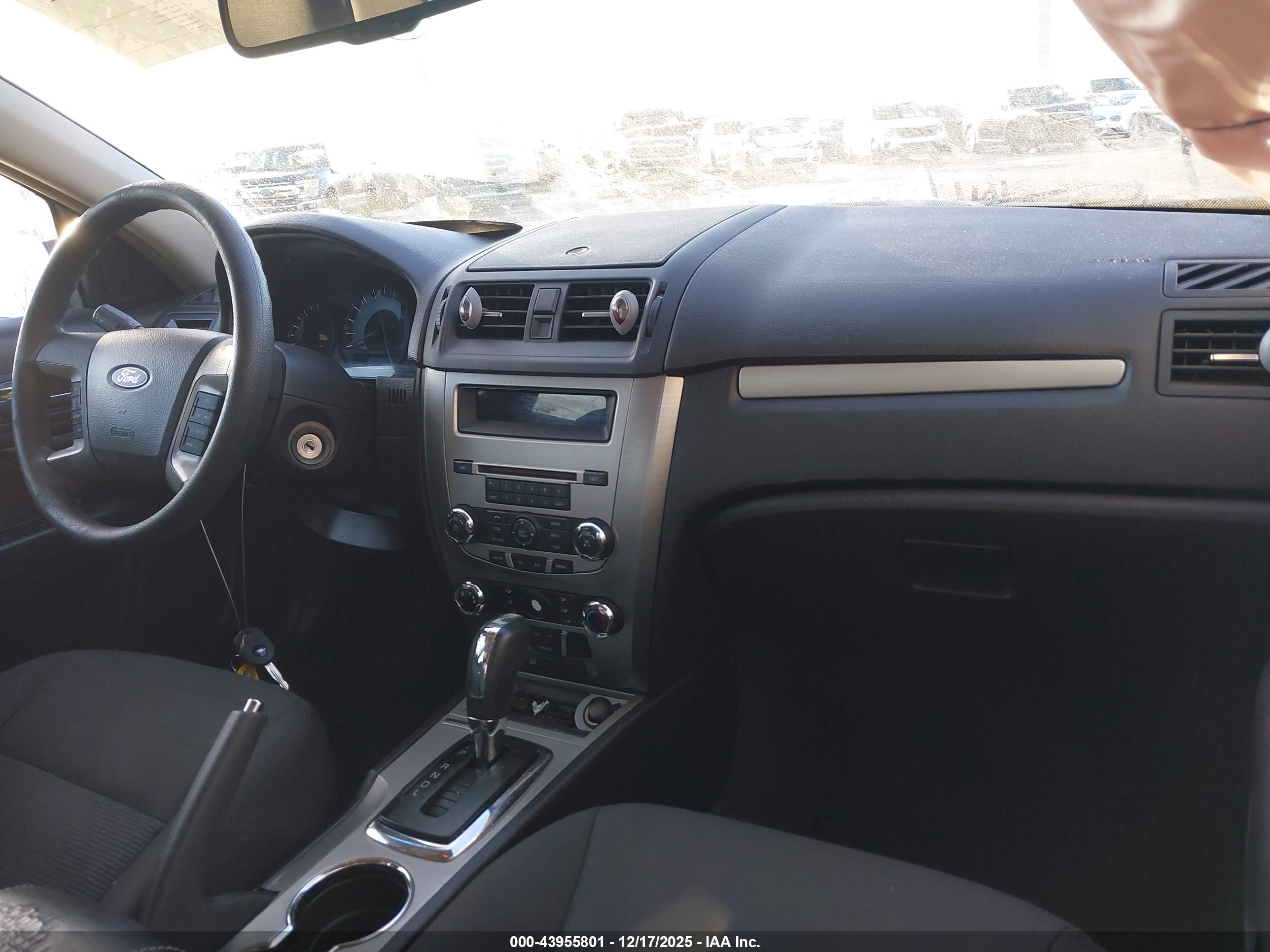 FORD FUSION image 5