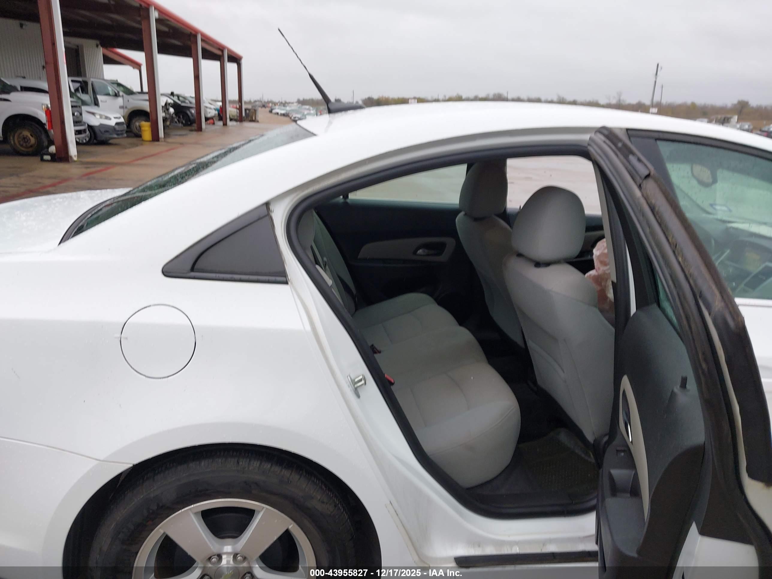 CHEVROLET CRUZE image 8