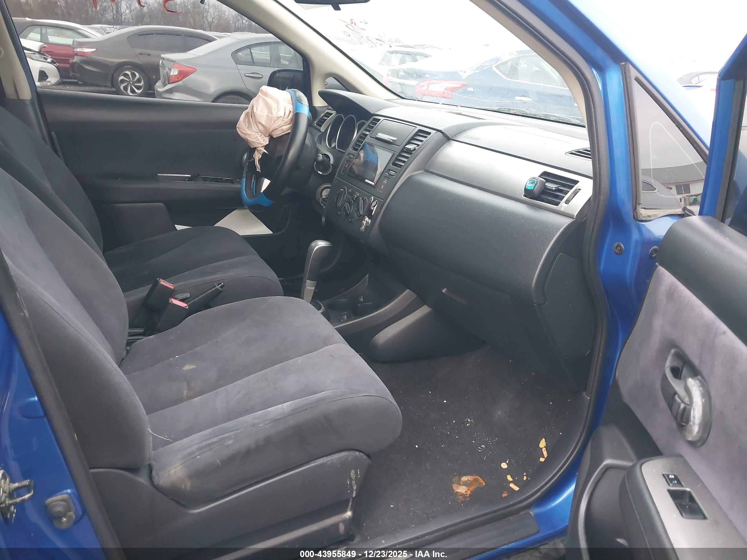 NISSAN VERSA image 5